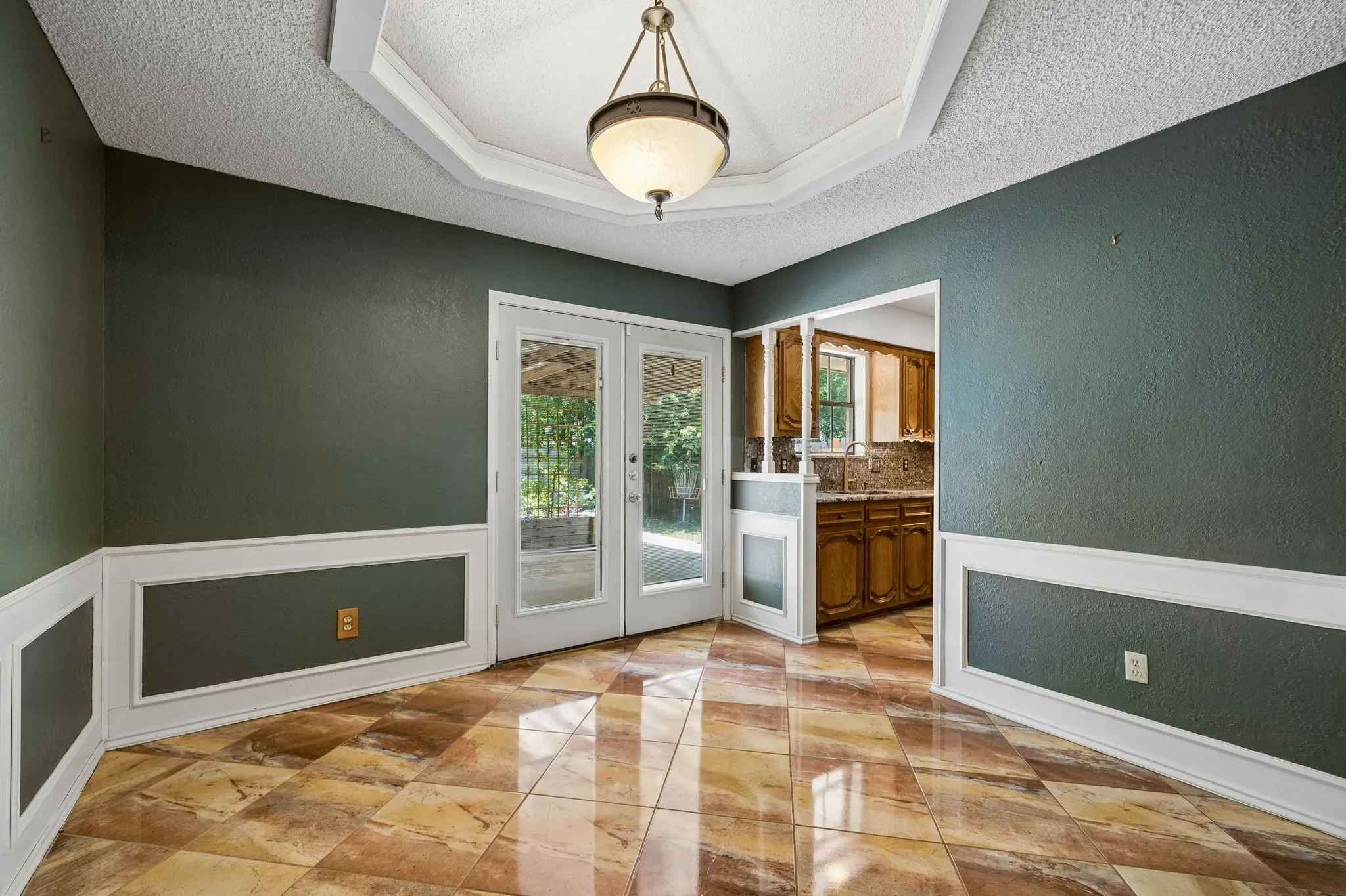 Single Family Residence For Sale in Ellis County , 110 Bryn Mawr Lane, Waxahachie, Texas 75165, 3 Bedroom, 2 Bathroom, Garage spaces, 2,172 Sqft, built in 1983, mls#21367458, Real Estate Agent in Waxahachie, Homes For Sale in Ellis county, Homes For Sale in Waxahachie, Realtor in Waxahachie Texas, Real Estate Brokerage Independent Realty Texas, Luminita Cordes Realtor