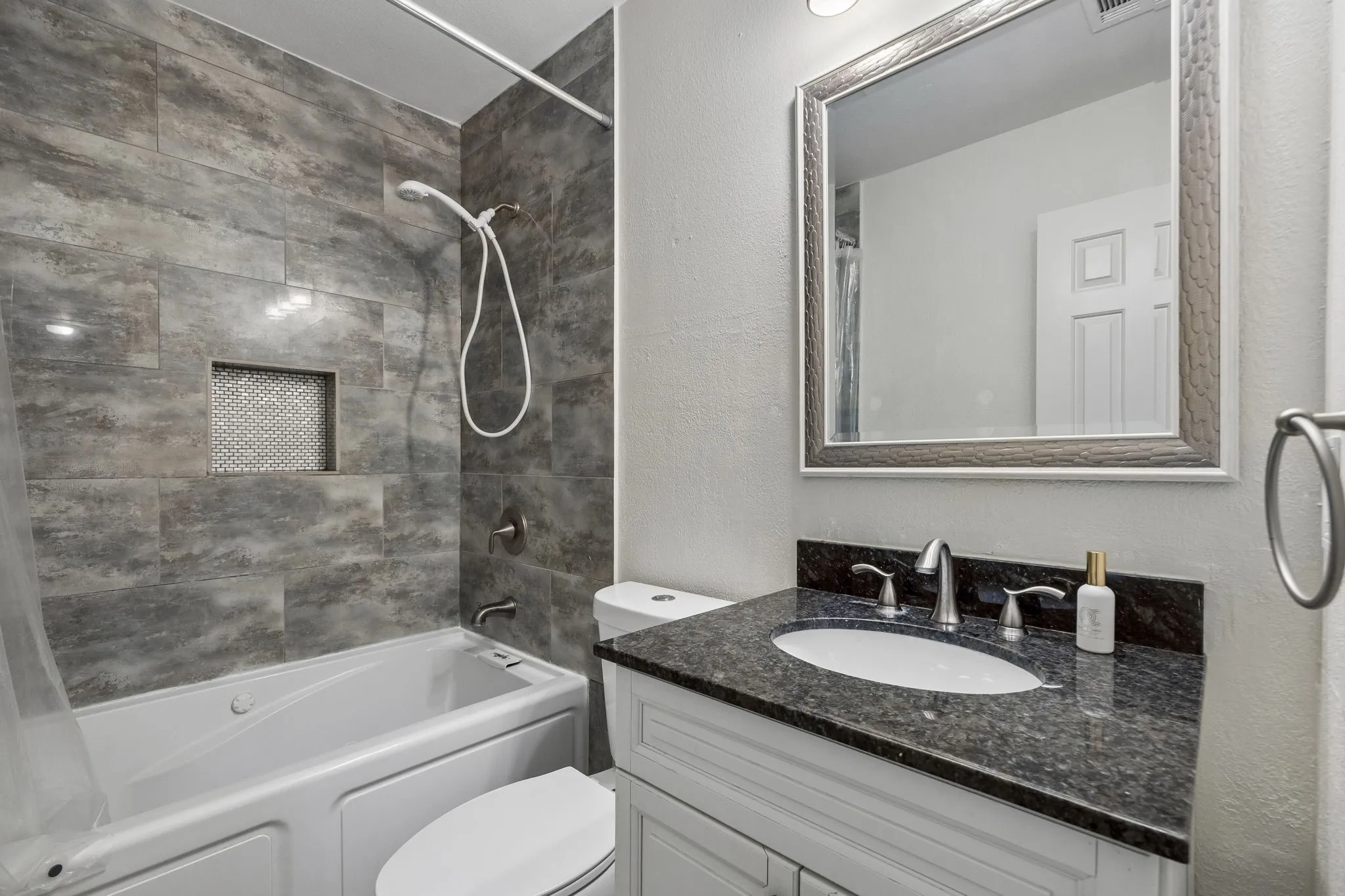 Single Family Residence For Sale in Ellis County , 110 Bryn Mawr Lane, Waxahachie, Texas 75165, 3 Bedroom, 2 Bathroom, Garage spaces, 2,172 Sqft, built in 1983, mls#21367458, Real Estate Agent in Waxahachie, Homes For Sale in Ellis county, Homes For Sale in Waxahachie, Realtor in Waxahachie Texas, Real Estate Brokerage Independent Realty Texas, Luminita Cordes Realtor