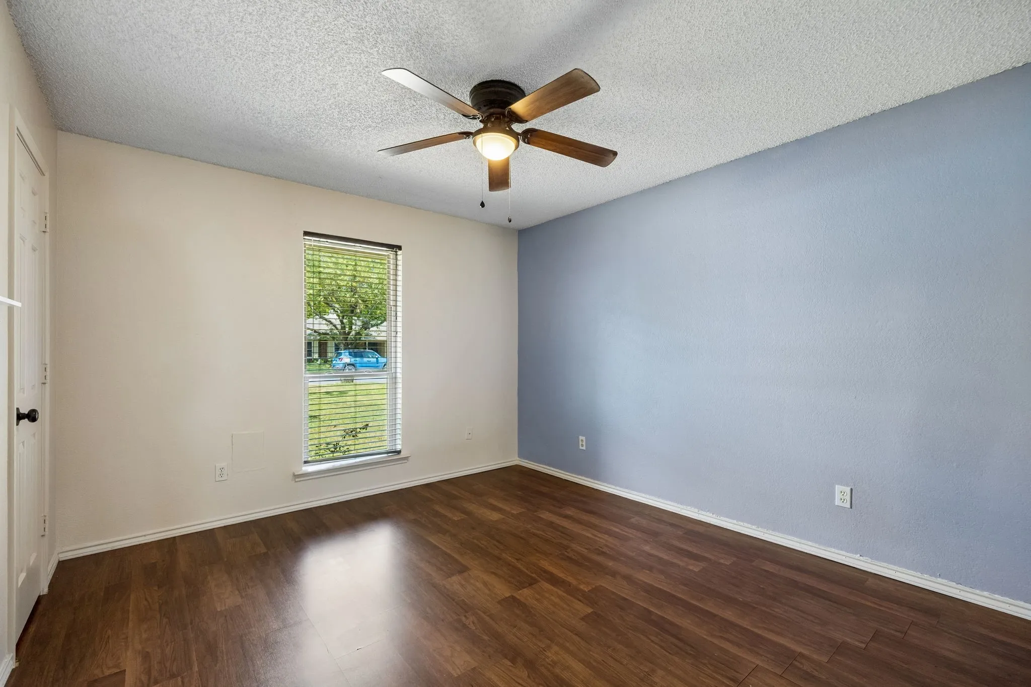 Single Family Residence For Sale in Ellis County , 110 Bryn Mawr Lane, Waxahachie, Texas 75165, 3 Bedroom, 2 Bathroom, Garage spaces, 2,172 Sqft, built in 1983, mls#21367458, Real Estate Agent in Waxahachie, Homes For Sale in Ellis county, Homes For Sale in Waxahachie, Realtor in Waxahachie Texas, Real Estate Brokerage Independent Realty Texas, Luminita Cordes Realtor
