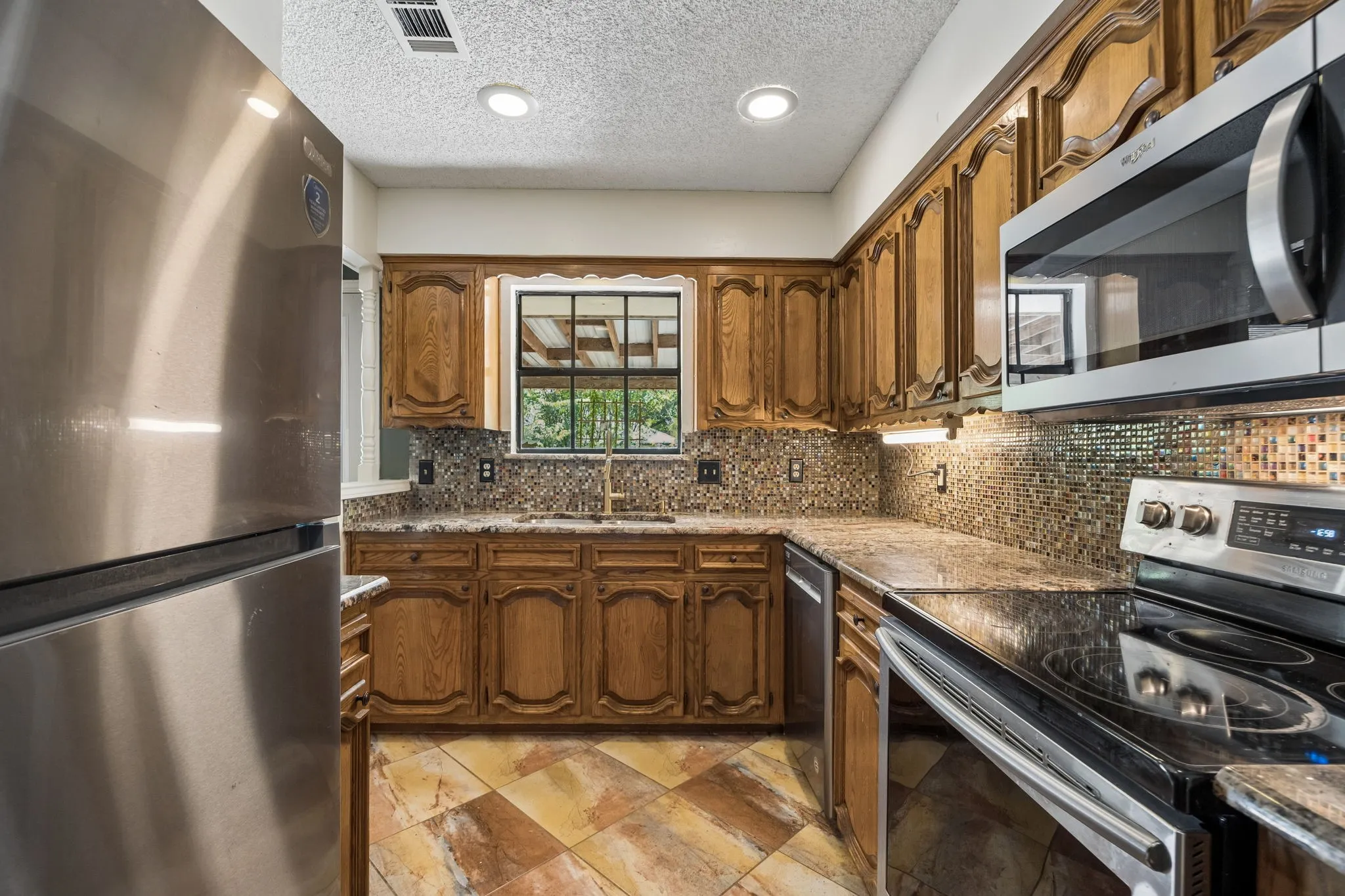 Single Family Residence For Sale in Ellis County , 110 Bryn Mawr Lane, Waxahachie, Texas 75165, 3 Bedroom, 2 Bathroom, Garage spaces, 2,172 Sqft, built in 1983, mls#21367458, Real Estate Agent in Waxahachie, Homes For Sale in Ellis county, Homes For Sale in Waxahachie, Realtor in Waxahachie Texas, Real Estate Brokerage Independent Realty Texas, Luminita Cordes Realtor