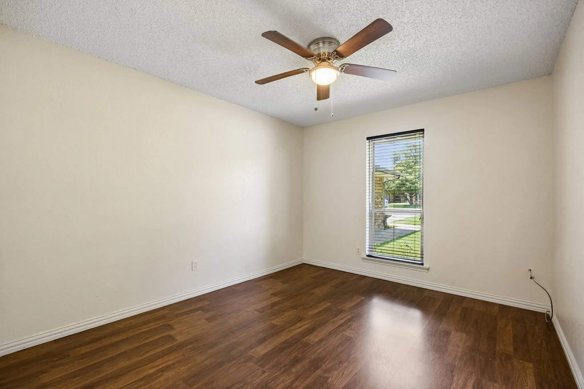Single Family Residence For Sale in Ellis County , 110 Bryn Mawr Lane, Waxahachie, Texas 75165, 3 Bedroom, 2 Bathroom, Garage spaces, 2,172 Sqft, built in 1983, mls#21367458, Real Estate Agent in Waxahachie, Homes For Sale in Ellis county, Homes For Sale in Waxahachie, Realtor in Waxahachie Texas, Real Estate Brokerage Independent Realty Texas, Luminita Cordes Realtor