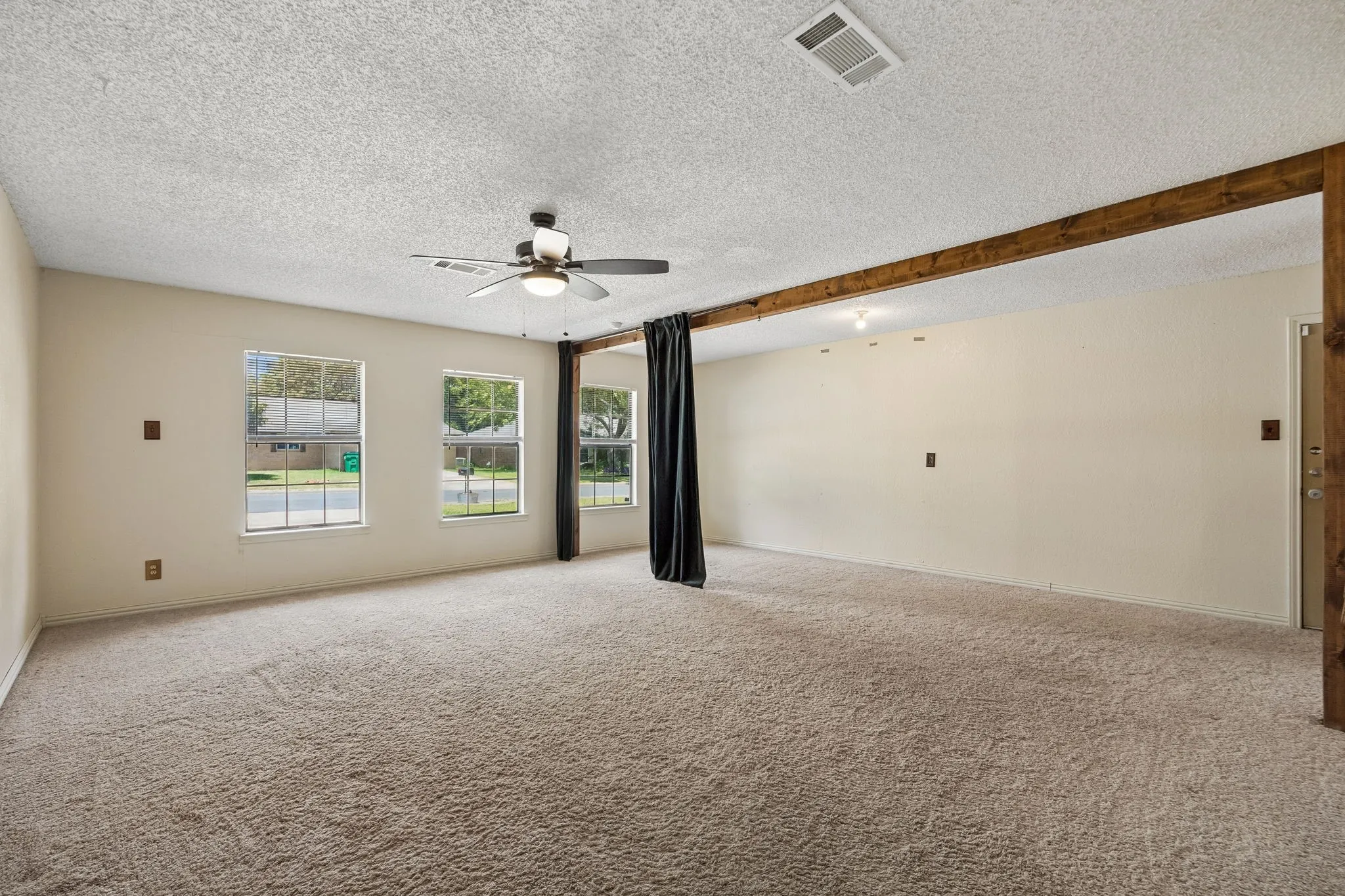 Single Family Residence For Sale in Ellis County , 110 Bryn Mawr Lane, Waxahachie, Texas 75165, 3 Bedroom, 2 Bathroom, Garage spaces, 2,172 Sqft, built in 1983, mls#21367458, Real Estate Agent in Waxahachie, Homes For Sale in Ellis county, Homes For Sale in Waxahachie, Realtor in Waxahachie Texas, Real Estate Brokerage Independent Realty Texas, Luminita Cordes Realtor