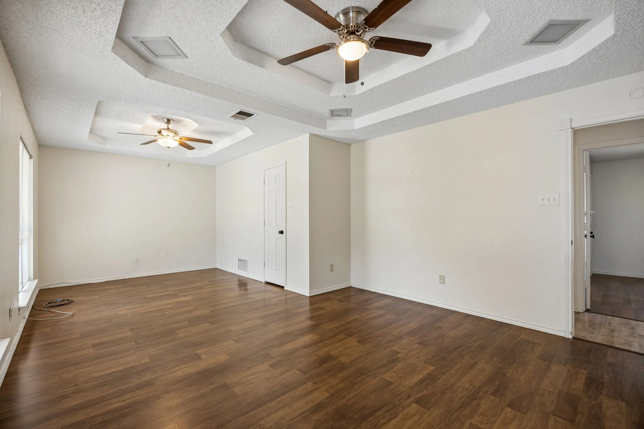 Single Family Residence For Sale in Ellis County , 110 Bryn Mawr Lane, Waxahachie, Texas 75165, 3 Bedroom, 2 Bathroom, Garage spaces, 2,172 Sqft, built in 1983, mls#21367458, Real Estate Agent in Waxahachie, Homes For Sale in Ellis county, Homes For Sale in Waxahachie, Realtor in Waxahachie Texas, Real Estate Brokerage Independent Realty Texas, Luminita Cordes Realtor