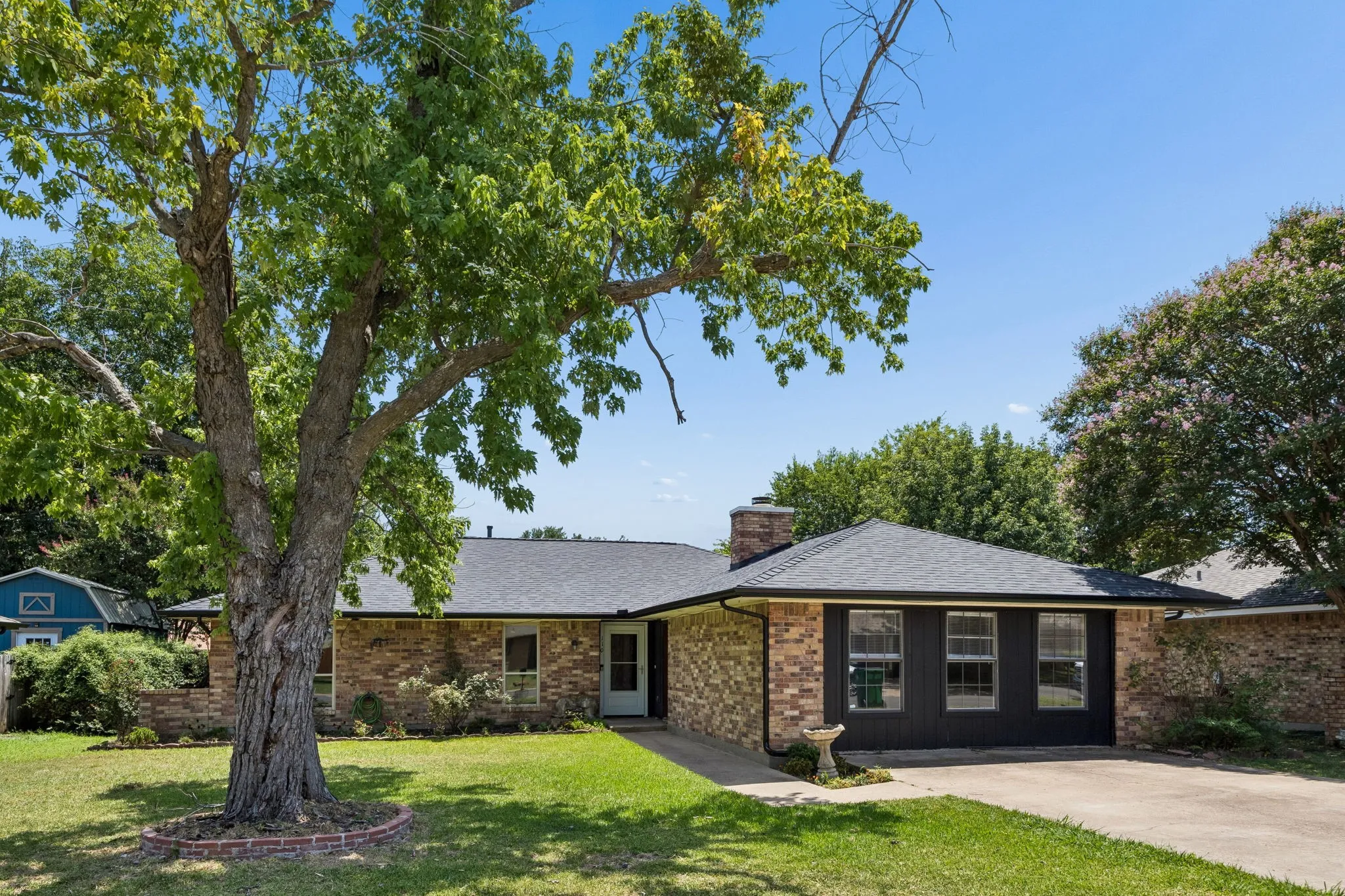 Single Family Residence For Sale in Ellis County , 110 Bryn Mawr Lane, Waxahachie, Texas 75165, 3 Bedroom, 2 Bathroom, Garage spaces, 2,172 Sqft, built in 1983, mls#21367458, Real Estate Agent in Waxahachie, Homes For Sale in Ellis county, Homes For Sale in Waxahachie, Realtor in Waxahachie Texas, Real Estate Brokerage Independent Realty Texas, Luminita Cordes Realtor