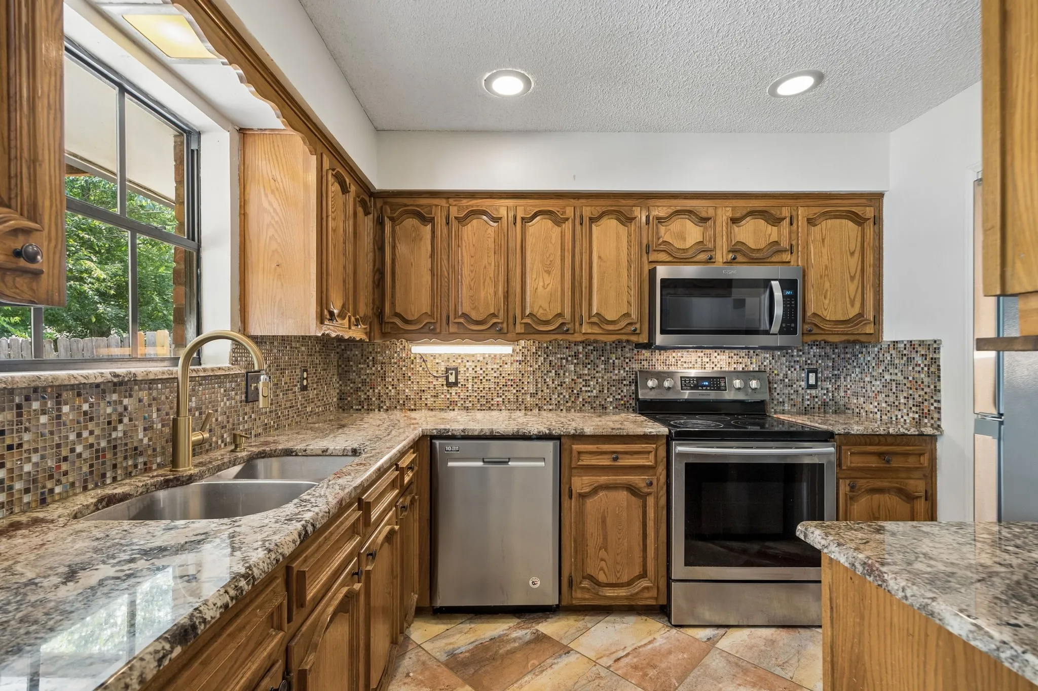 Single Family Residence For Sale in Ellis County , 110 Bryn Mawr Lane, Waxahachie, Texas 75165, 3 Bedroom, 2 Bathroom, Garage spaces, 2,172 Sqft, built in 1983, mls#21367458, Real Estate Agent in Waxahachie, Homes For Sale in Ellis county, Homes For Sale in Waxahachie, Realtor in Waxahachie Texas, Real Estate Brokerage Independent Realty Texas, Luminita Cordes Realtor