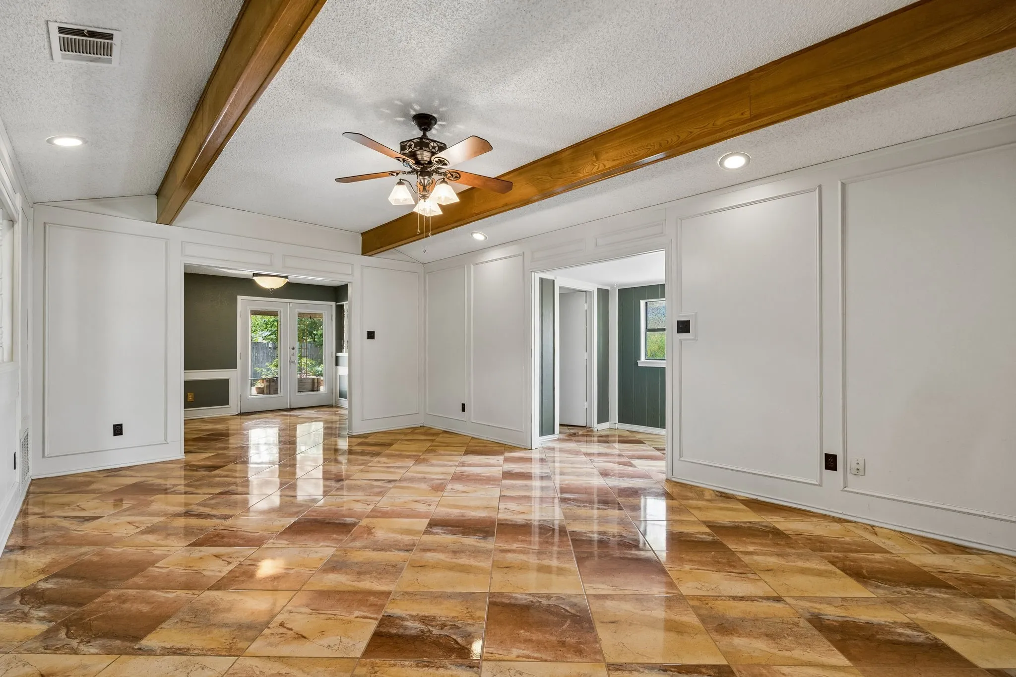Single Family Residence For Sale in Ellis County , 110 Bryn Mawr Lane, Waxahachie, Texas 75165, 3 Bedroom, 2 Bathroom, Garage spaces, 2,172 Sqft, built in 1983, mls#21367458, Real Estate Agent in Waxahachie, Homes For Sale in Ellis county, Homes For Sale in Waxahachie, Realtor in Waxahachie Texas, Real Estate Brokerage Independent Realty Texas, Luminita Cordes Realtor