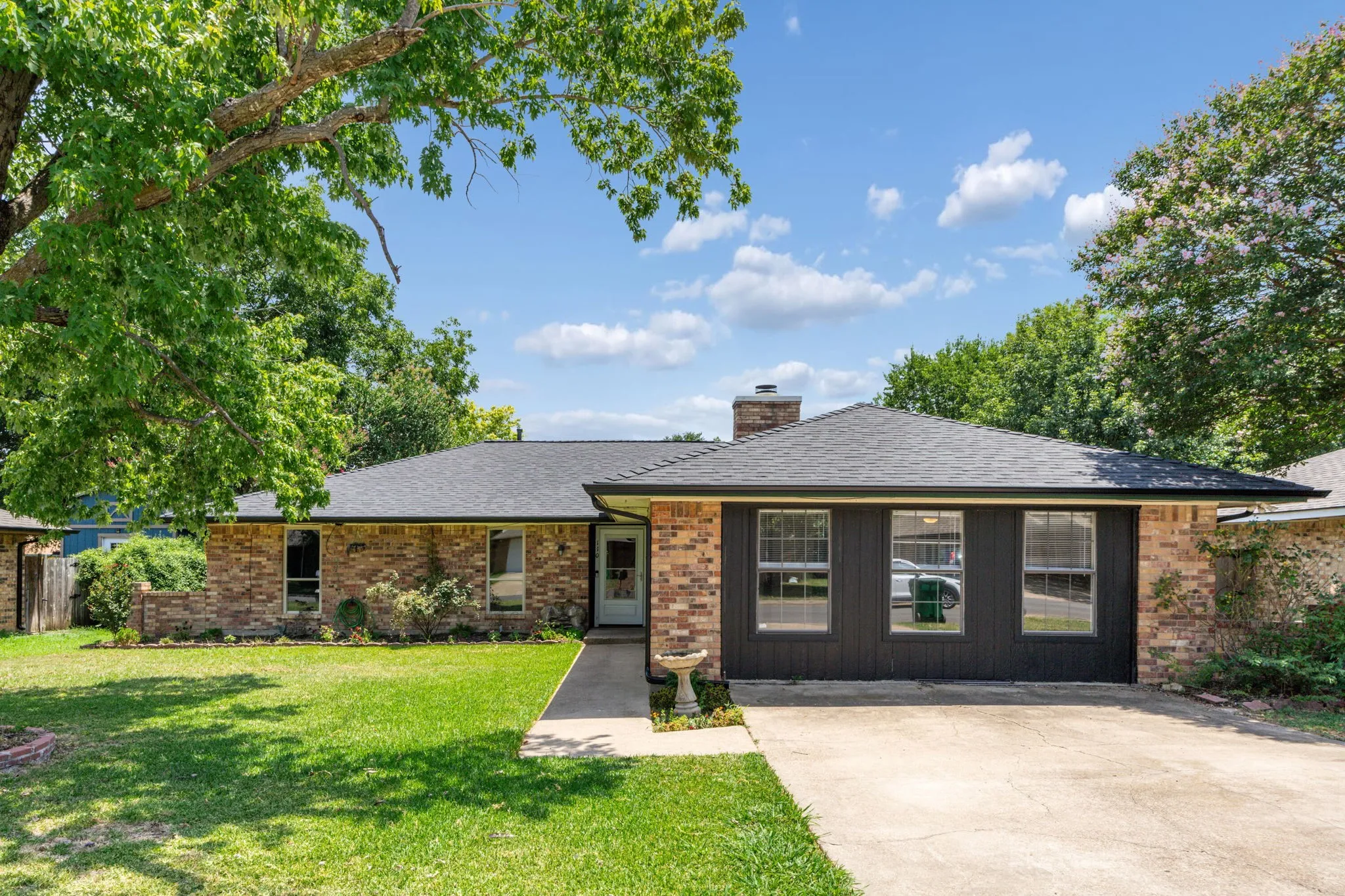 Single Family Residence For Sale in Ellis County , 110 Bryn Mawr Lane, Waxahachie, Texas 75165, 3 Bedroom, 2 Bathroom, Garage spaces, 2,172 Sqft, built in 1983, mls#21367458, Real Estate Agent in Waxahachie, Homes For Sale in Ellis county, Homes For Sale in Waxahachie, Realtor in Waxahachie Texas, Real Estate Brokerage Independent Realty Texas, Luminita Cordes Realtor