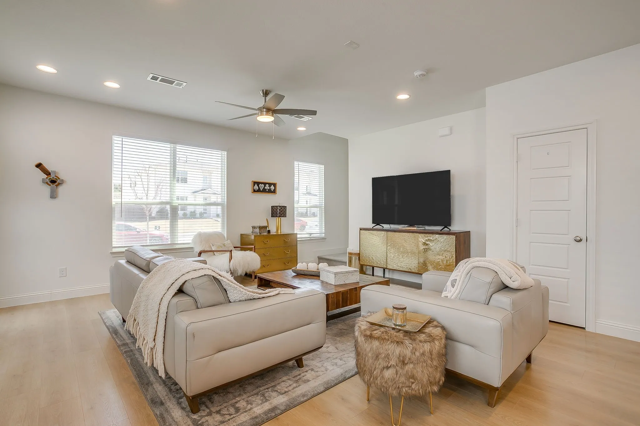 Townhouse For Sale in Tarrant County , 3461 Vista Highlands Lane, Fort Worth, Texas 76135, 3 Bedroom, 4 Bathroom, 2 Garage spaces, 1,697 Sqft, built in 2022, mls#21367841, Real Estate Agent in Fort Worth, Homes For Sale in Tarrant county, Homes For Sale in Fort Worth, Realtor in Fort Worth Texas, Real Estate Brokerage Independent Realty Texas, Luminita Cordes Realtor