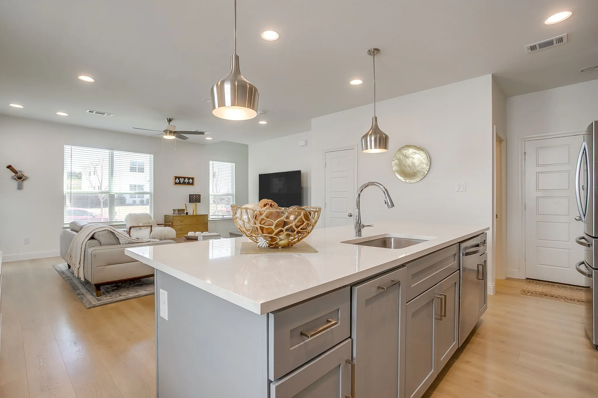 Townhouse For Sale in Tarrant County , 3461 Vista Highlands Lane, Fort Worth, Texas 76135, 3 Bedroom, 4 Bathroom, 2 Garage spaces, 1,697 Sqft, built in 2022, mls#21367841, Real Estate Agent in Fort Worth, Homes For Sale in Tarrant county, Homes For Sale in Fort Worth, Realtor in Fort Worth Texas, Real Estate Brokerage Independent Realty Texas, Luminita Cordes Realtor