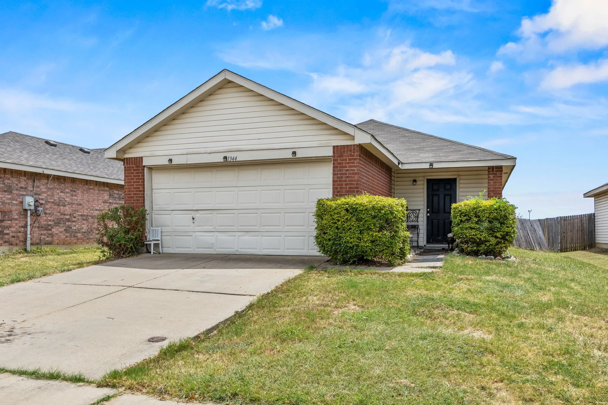 Single Family Residence For Sale in Tarrant County , 1344 Castle Ridge Road, Fort Worth, Texas 76140, 2 Bedroom, 1 Bathroom, 2 Garage spaces, 1,030 Sqft, built in 2006, mls#21367855, Real Estate Agent in Fort Worth, Homes For Sale in Tarrant county, Homes For Sale in Fort Worth, Realtor in Fort Worth Texas, Real Estate Brokerage Independent Realty Texas, Luminita Cordes Realtor