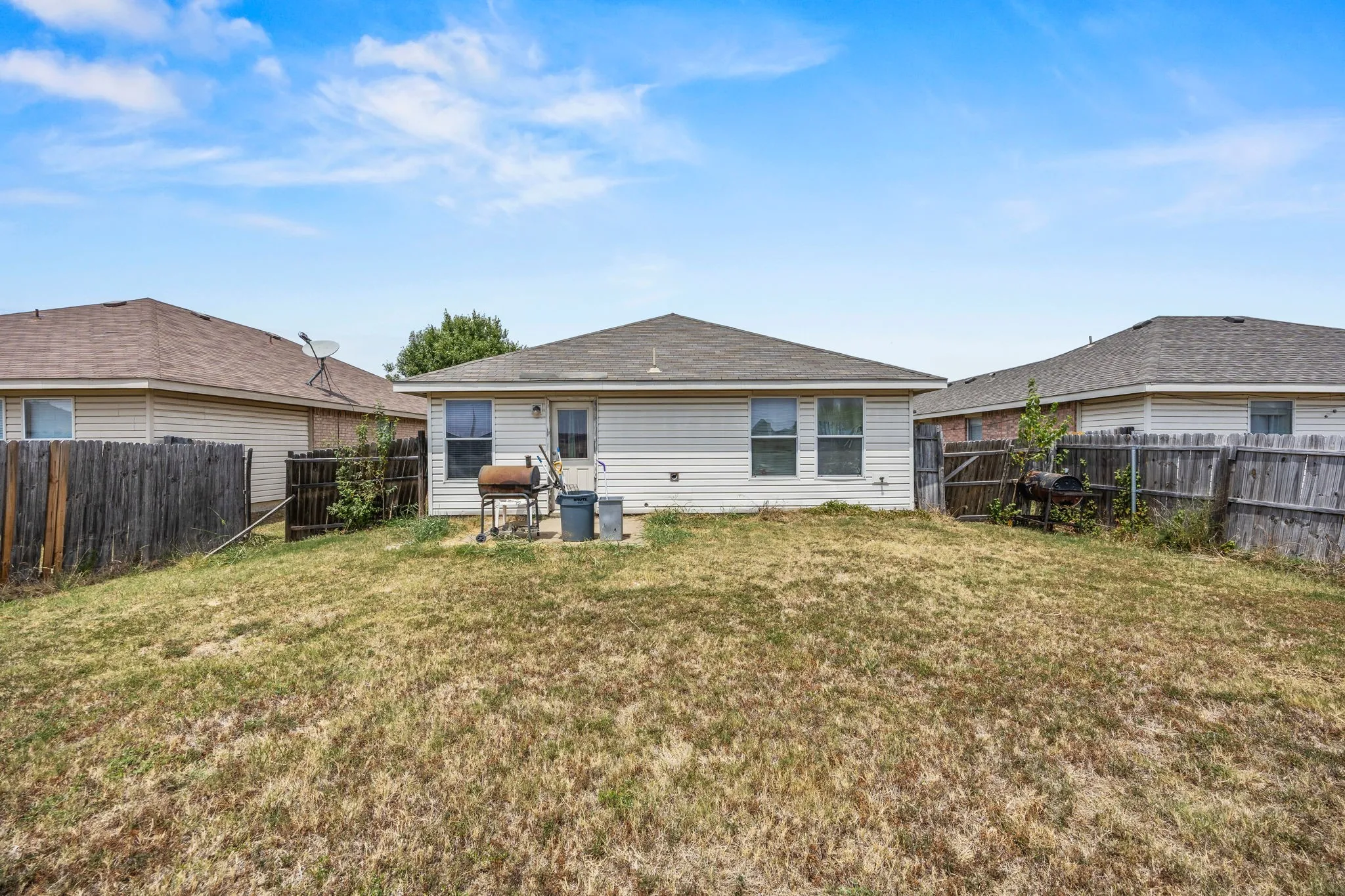 Single Family Residence For Sale in Tarrant County , 1344 Castle Ridge Road, Fort Worth, Texas 76140, 2 Bedroom, 1 Bathroom, 2 Garage spaces, 1,030 Sqft, built in 2006, mls#21367855, Real Estate Agent in Fort Worth, Homes For Sale in Tarrant county, Homes For Sale in Fort Worth, Realtor in Fort Worth Texas, Real Estate Brokerage Independent Realty Texas, Luminita Cordes Realtor