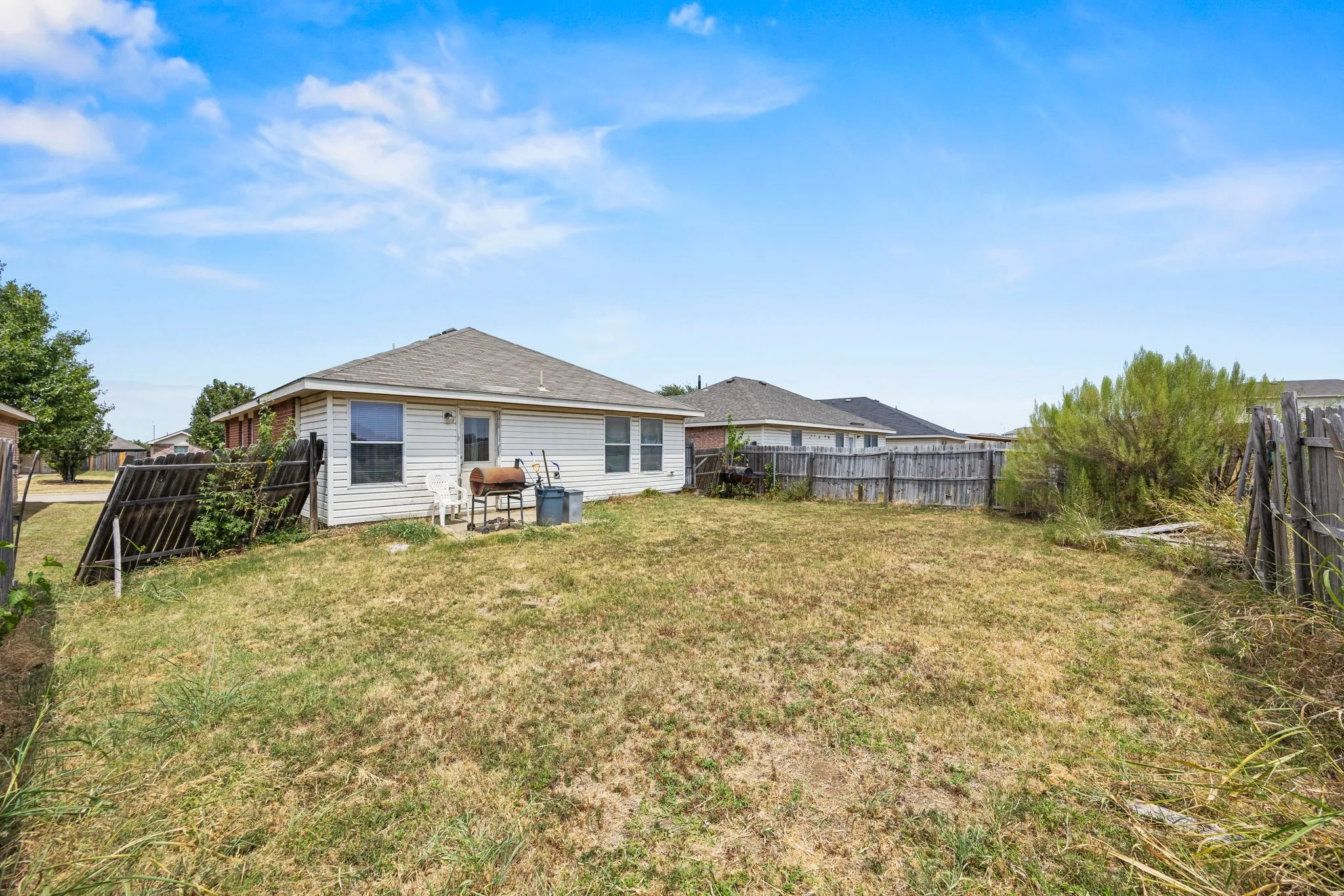 Single Family Residence For Sale in Tarrant County , 1344 Castle Ridge Road, Fort Worth, Texas 76140, 2 Bedroom, 1 Bathroom, 2 Garage spaces, 1,030 Sqft, built in 2006, mls#21367855, Real Estate Agent in Fort Worth, Homes For Sale in Tarrant county, Homes For Sale in Fort Worth, Realtor in Fort Worth Texas, Real Estate Brokerage Independent Realty Texas, Luminita Cordes Realtor