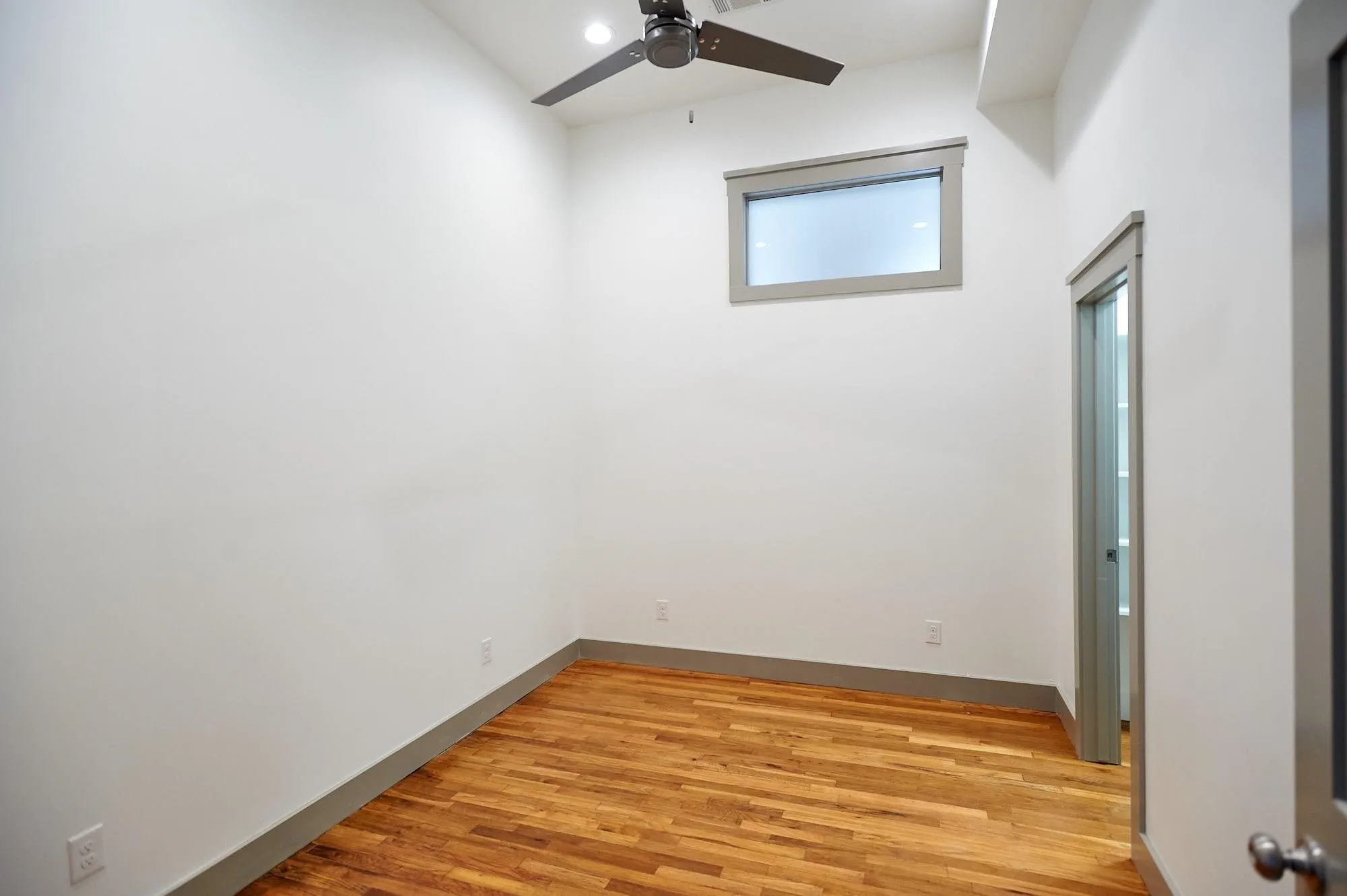 Apartment For Rent in Ellis County , 200 W BROWN Street, Ennis, Texas 75119, 2 Bedroom, 1 Bathroom, Garage spaces, 1,000 Sqft, built in 1910, mls#21367801, Real Estate Agent in Ennis, Homes For Rent in Ellis county, Homes For Rent in Ennis, Realtor in Ennis Texas, Real Estate Brokerage Independent Realty Texas, Luminita Cordes Realtor