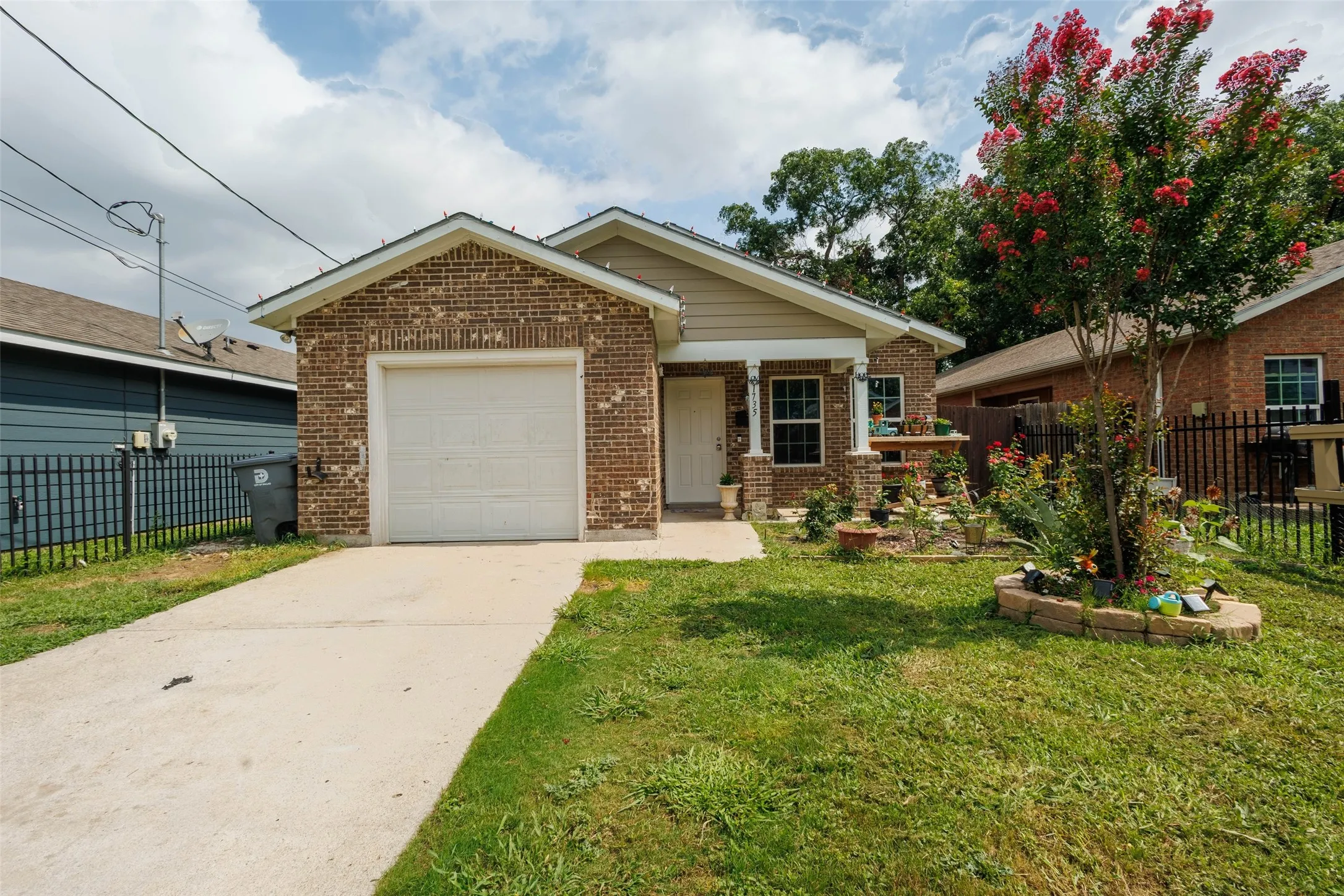 Single Family Residence For Sale in Dallas County , 1735 Mcbroom Street, Dallas, Texas 75212, 3 Bedroom, 2 Bathroom, 2 Garage spaces, 1,352 Sqft, built in 2016, mls#21367870, Real Estate Agent in Dallas, Homes For Sale in Dallas county, Homes For Sale in Dallas, Realtor in Dallas Texas, Real Estate Brokerage Independent Realty Texas, Luminita Cordes Realtor