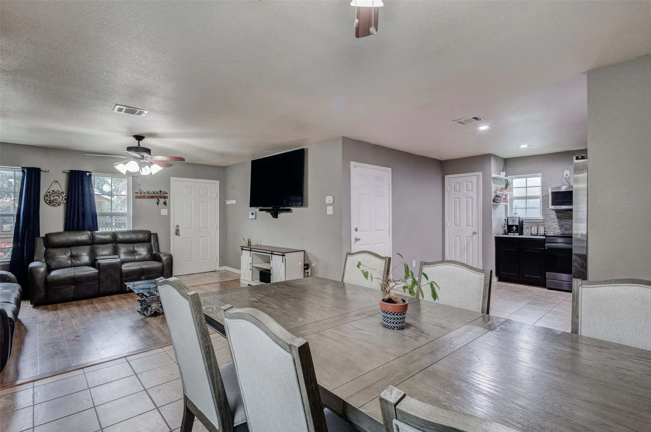 Single Family Residence For Sale in Dallas County , 1735 Mcbroom Street, Dallas, Texas 75212, 3 Bedroom, 2 Bathroom, 2 Garage spaces, 1,352 Sqft, built in 2016, mls#21367870, Real Estate Agent in Dallas, Homes For Sale in Dallas county, Homes For Sale in Dallas, Realtor in Dallas Texas, Real Estate Brokerage Independent Realty Texas, Luminita Cordes Realtor