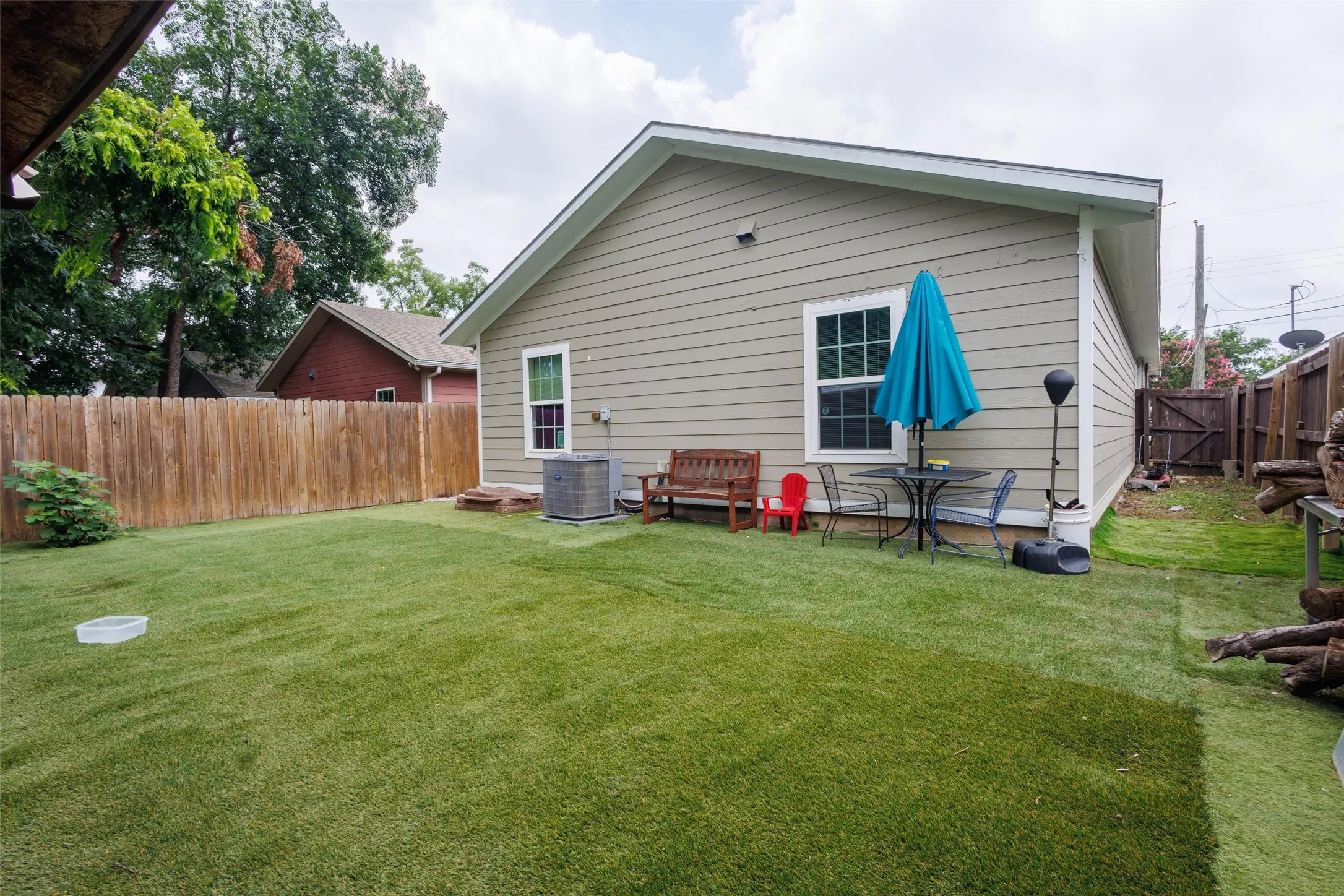 Single Family Residence For Sale in Dallas County , 1735 Mcbroom Street, Dallas, Texas 75212, 3 Bedroom, 2 Bathroom, 2 Garage spaces, 1,352 Sqft, built in 2016, mls#21367870, Real Estate Agent in Dallas, Homes For Sale in Dallas county, Homes For Sale in Dallas, Realtor in Dallas Texas, Real Estate Brokerage Independent Realty Texas, Luminita Cordes Realtor