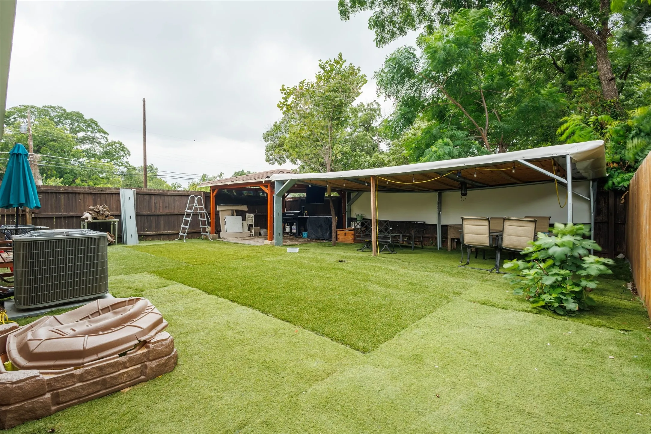 Single Family Residence For Sale in Dallas County , 1735 Mcbroom Street, Dallas, Texas 75212, 3 Bedroom, 2 Bathroom, 2 Garage spaces, 1,352 Sqft, built in 2016, mls#21367870, Real Estate Agent in Dallas, Homes For Sale in Dallas county, Homes For Sale in Dallas, Realtor in Dallas Texas, Real Estate Brokerage Independent Realty Texas, Luminita Cordes Realtor