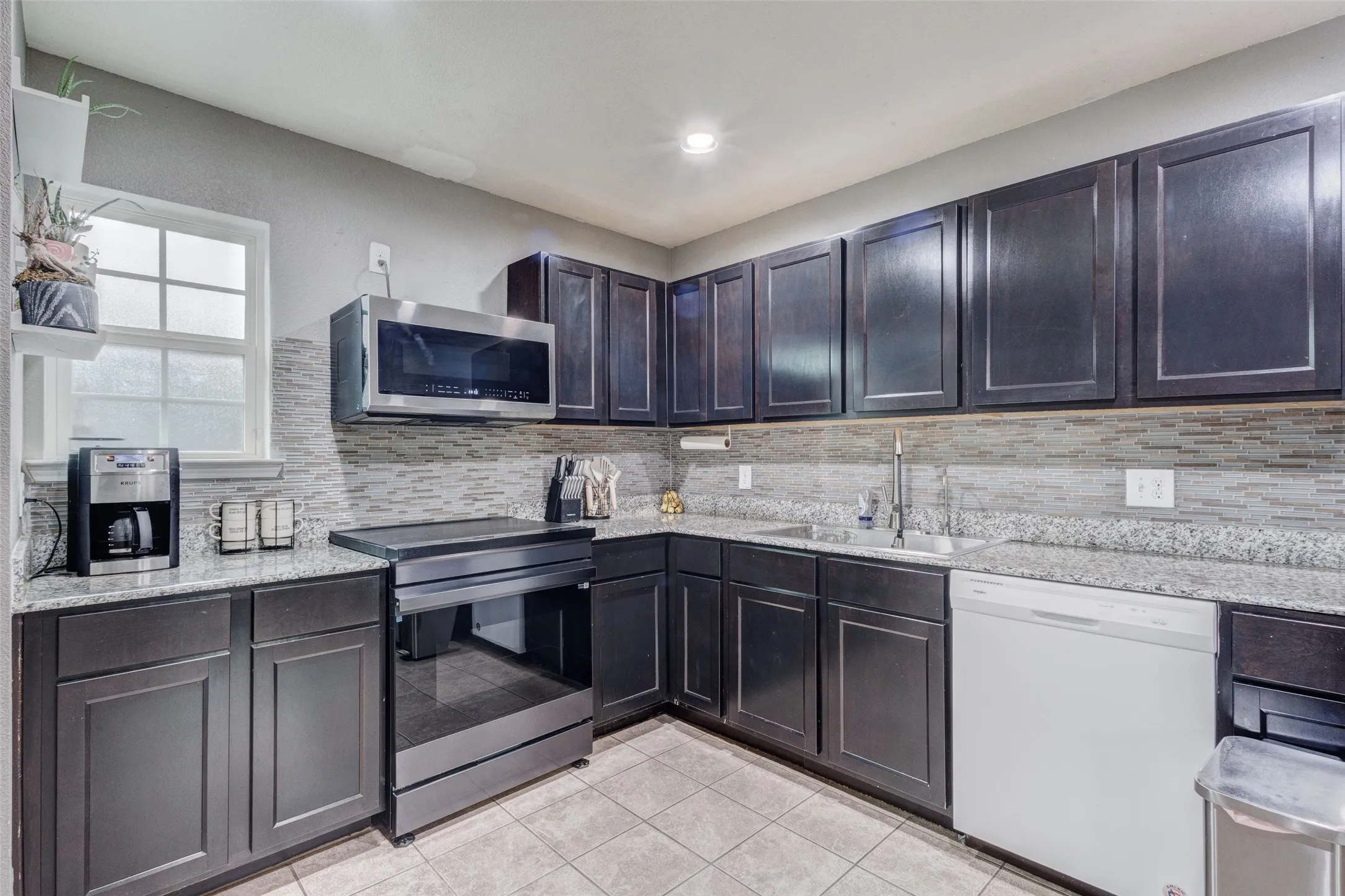 Single Family Residence For Sale in Dallas County , 1735 Mcbroom Street, Dallas, Texas 75212, 3 Bedroom, 2 Bathroom, 2 Garage spaces, 1,352 Sqft, built in 2016, mls#21367870, Real Estate Agent in Dallas, Homes For Sale in Dallas county, Homes For Sale in Dallas, Realtor in Dallas Texas, Real Estate Brokerage Independent Realty Texas, Luminita Cordes Realtor