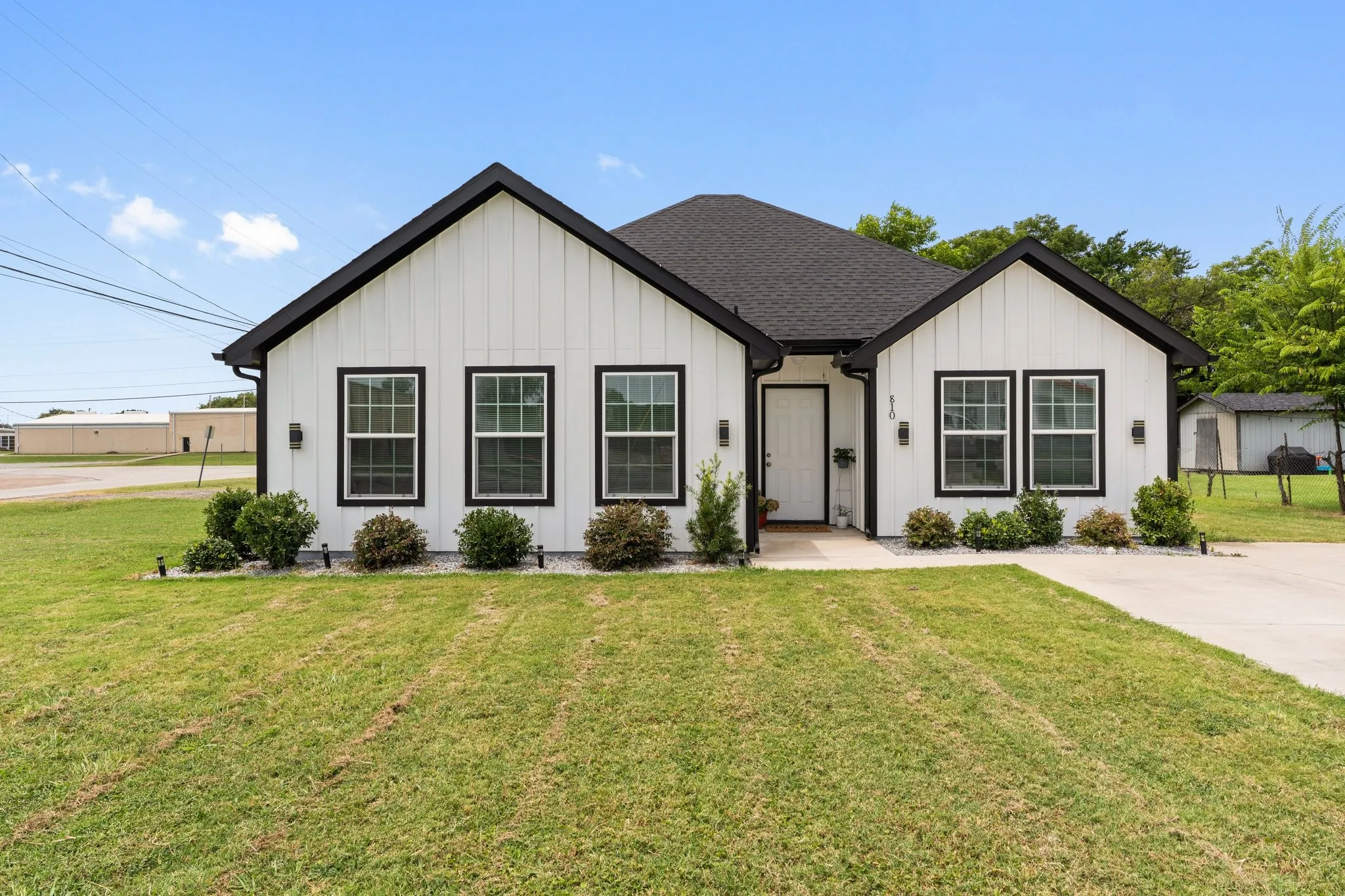 Single Family Residence For Sale in Kaufman County , 810 S MAIN Street, Kemp, Texas 75143, 3 Bedroom, 2 Bathroom, Garage spaces, 1,450 Sqft, built in 2023, mls#21367872, Real Estate Agent in Kemp, Homes For Sale in Kaufman county, Homes For Sale in Kemp, Realtor in Kemp Texas, Real Estate Brokerage Independent Realty Texas, Luminita Cordes Realtor