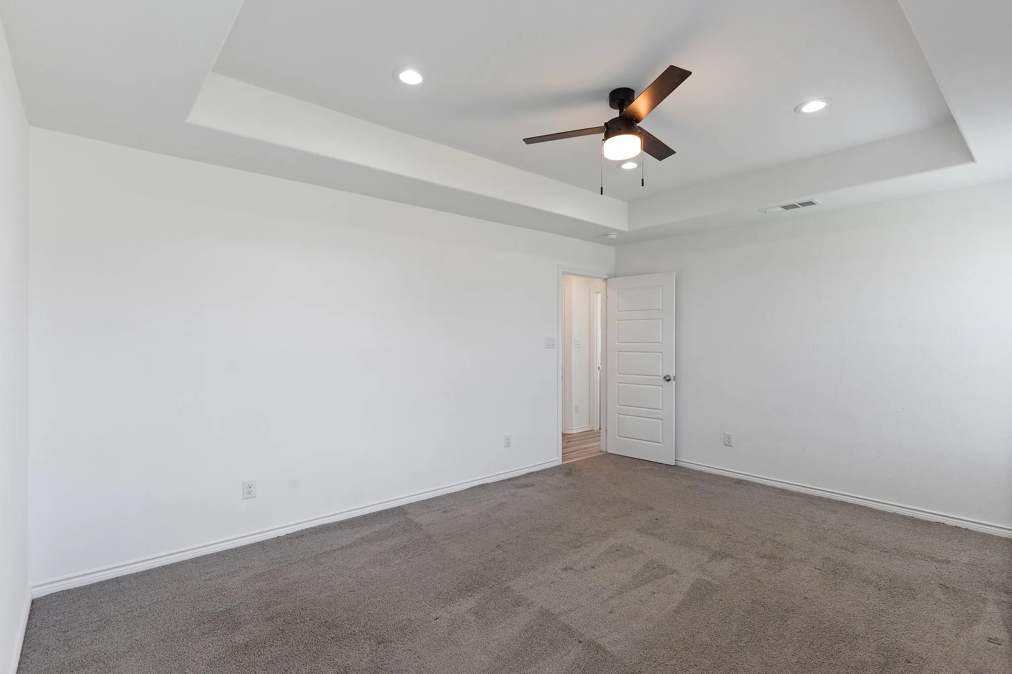 Single Family Residence For Sale in Kaufman County , 810 S MAIN Street, Kemp, Texas 75143, 3 Bedroom, 2 Bathroom, Garage spaces, 1,450 Sqft, built in 2023, mls#21367872, Real Estate Agent in Kemp, Homes For Sale in Kaufman county, Homes For Sale in Kemp, Realtor in Kemp Texas, Real Estate Brokerage Independent Realty Texas, Luminita Cordes Realtor
