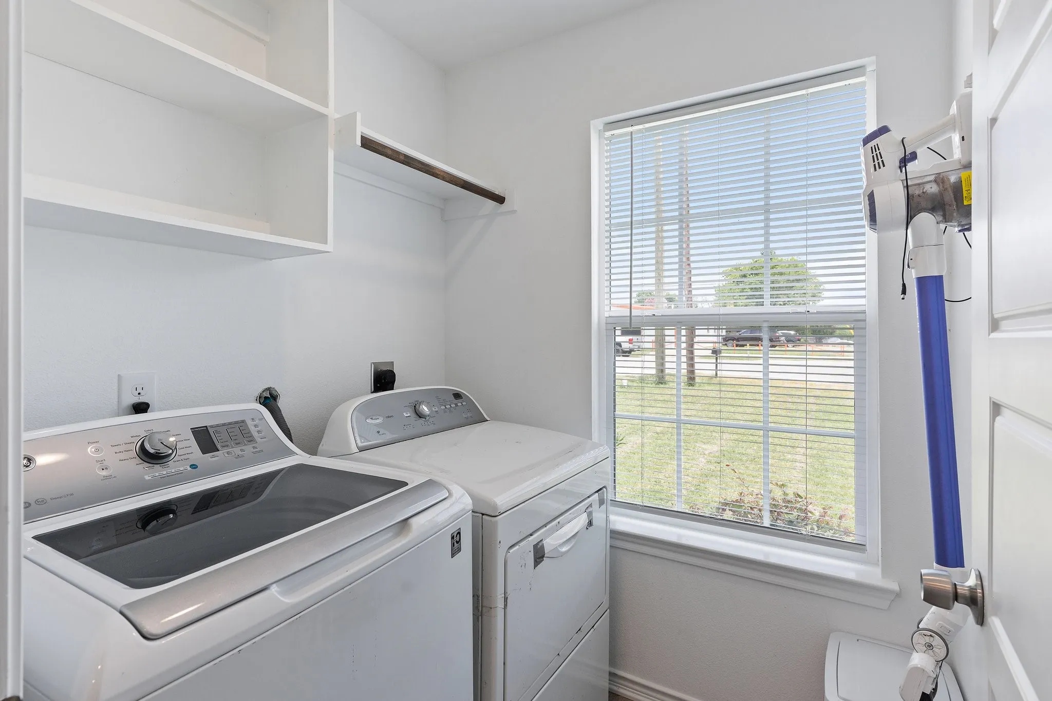 Single Family Residence For Sale in Kaufman County , 810 S MAIN Street, Kemp, Texas 75143, 3 Bedroom, 2 Bathroom, Garage spaces, 1,450 Sqft, built in 2023, mls#21367872, Real Estate Agent in Kemp, Homes For Sale in Kaufman county, Homes For Sale in Kemp, Realtor in Kemp Texas, Real Estate Brokerage Independent Realty Texas, Luminita Cordes Realtor