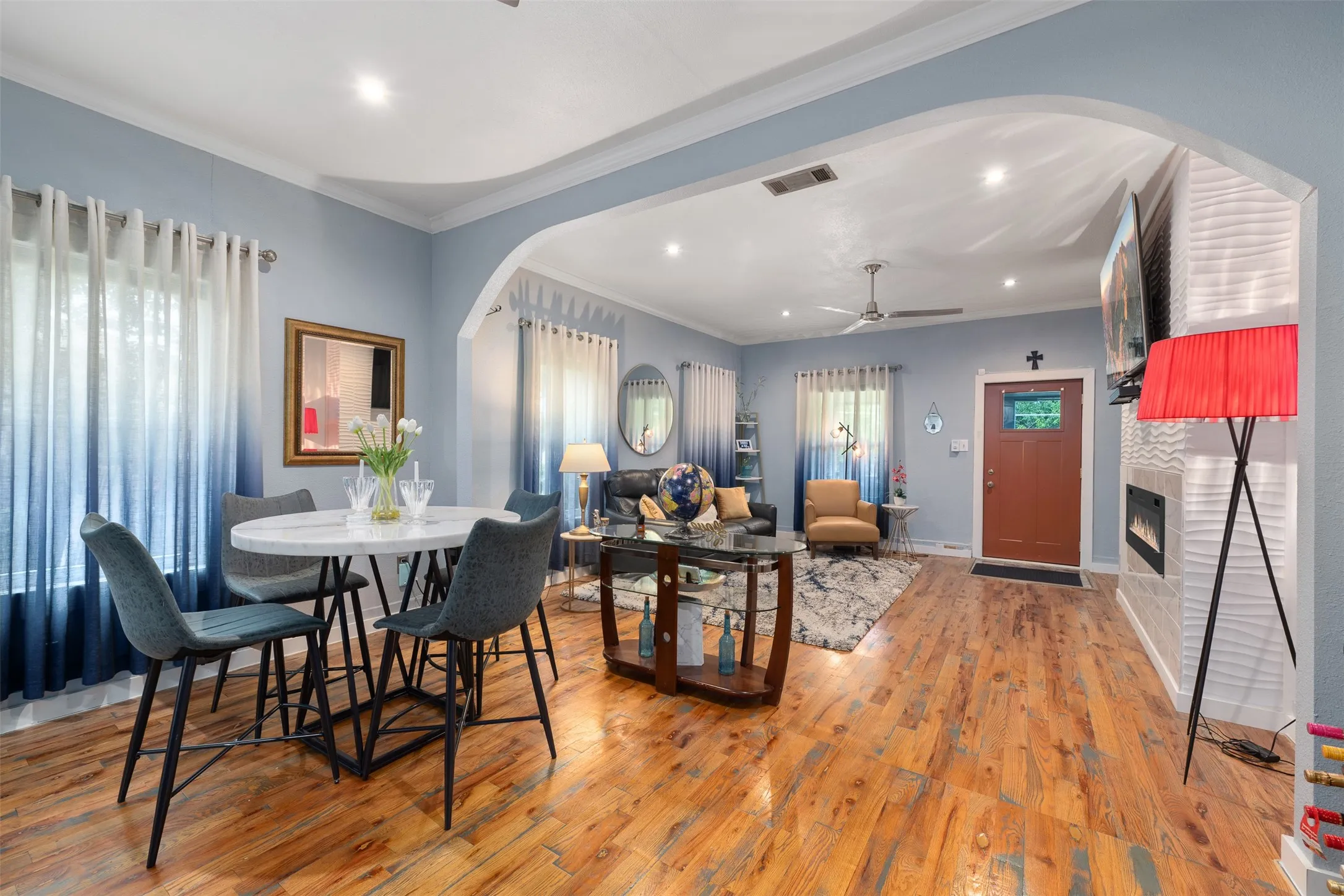 Single Family Residence For Sale in Tarrant County , 2832 Forest Avenue, Fort Worth, Texas 76112, 2 Bedroom, 1 Bathroom, Garage spaces, 1,080 Sqft, built in 1930, mls#21345732, Real Estate Agent in Fort Worth, Homes For Sale in Tarrant county, Homes For Sale in Fort Worth, Realtor in Fort Worth Texas, Real Estate Brokerage Independent Realty Texas, Luminita Cordes Realtor