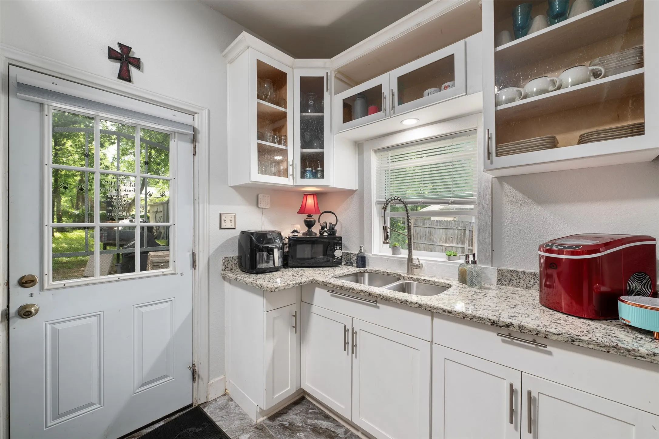 Single Family Residence For Sale in Tarrant County , 2832 Forest Avenue, Fort Worth, Texas 76112, 2 Bedroom, 1 Bathroom, Garage spaces, 1,080 Sqft, built in 1930, mls#21345732, Real Estate Agent in Fort Worth, Homes For Sale in Tarrant county, Homes For Sale in Fort Worth, Realtor in Fort Worth Texas, Real Estate Brokerage Independent Realty Texas, Luminita Cordes Realtor