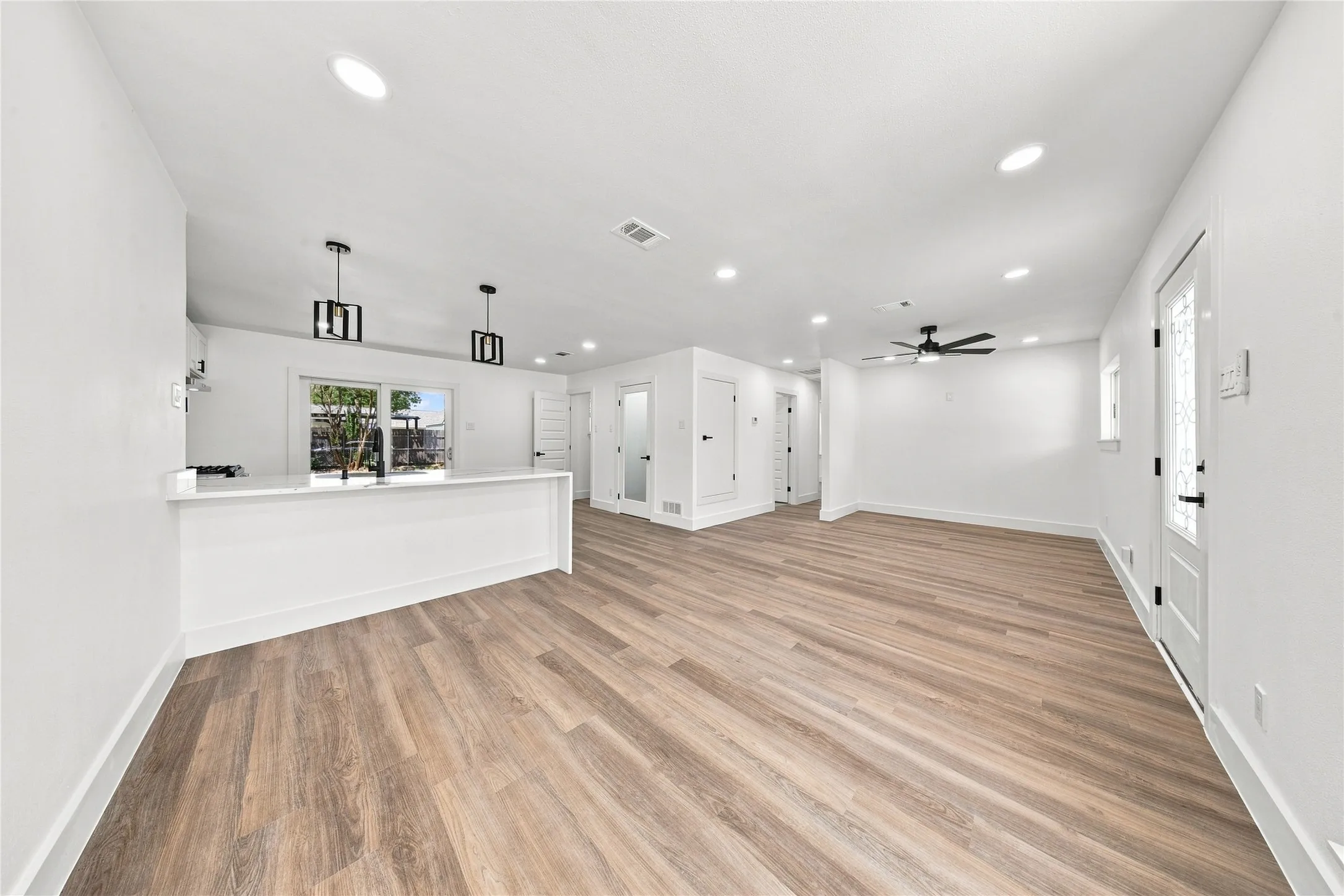 Single Family Residence For Sale in Dallas County , 1213 Fairdale Street, Irving, Texas 75062, 3 Bedroom, 2 Bathroom, Garage spaces, 1,248 Sqft, built in 1964, mls#21367671, Real Estate Agent in Irving, Homes For Sale in Dallas county, Homes For Sale in Irving, Realtor in Irving Texas, Real Estate Brokerage Independent Realty Texas, Luminita Cordes Realtor