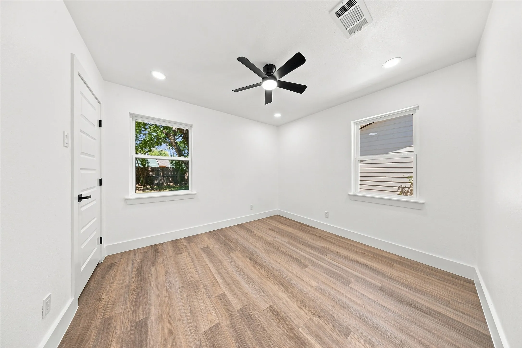 Single Family Residence For Sale in Dallas County , 1213 Fairdale Street, Irving, Texas 75062, 3 Bedroom, 2 Bathroom, Garage spaces, 1,248 Sqft, built in 1964, mls#21367671, Real Estate Agent in Irving, Homes For Sale in Dallas county, Homes For Sale in Irving, Realtor in Irving Texas, Real Estate Brokerage Independent Realty Texas, Luminita Cordes Realtor