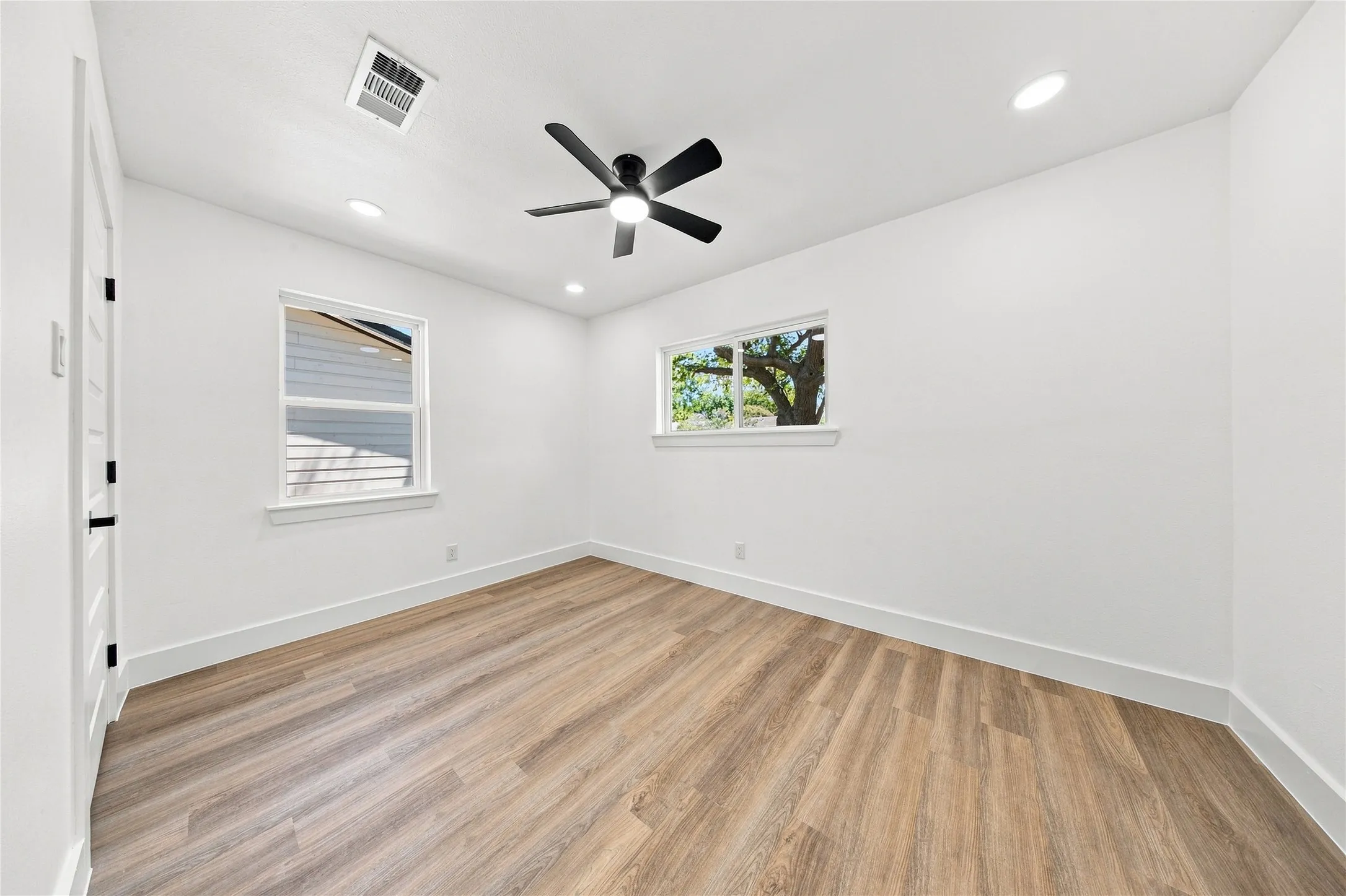 Single Family Residence For Sale in Dallas County , 1213 Fairdale Street, Irving, Texas 75062, 3 Bedroom, 2 Bathroom, Garage spaces, 1,248 Sqft, built in 1964, mls#21367671, Real Estate Agent in Irving, Homes For Sale in Dallas county, Homes For Sale in Irving, Realtor in Irving Texas, Real Estate Brokerage Independent Realty Texas, Luminita Cordes Realtor