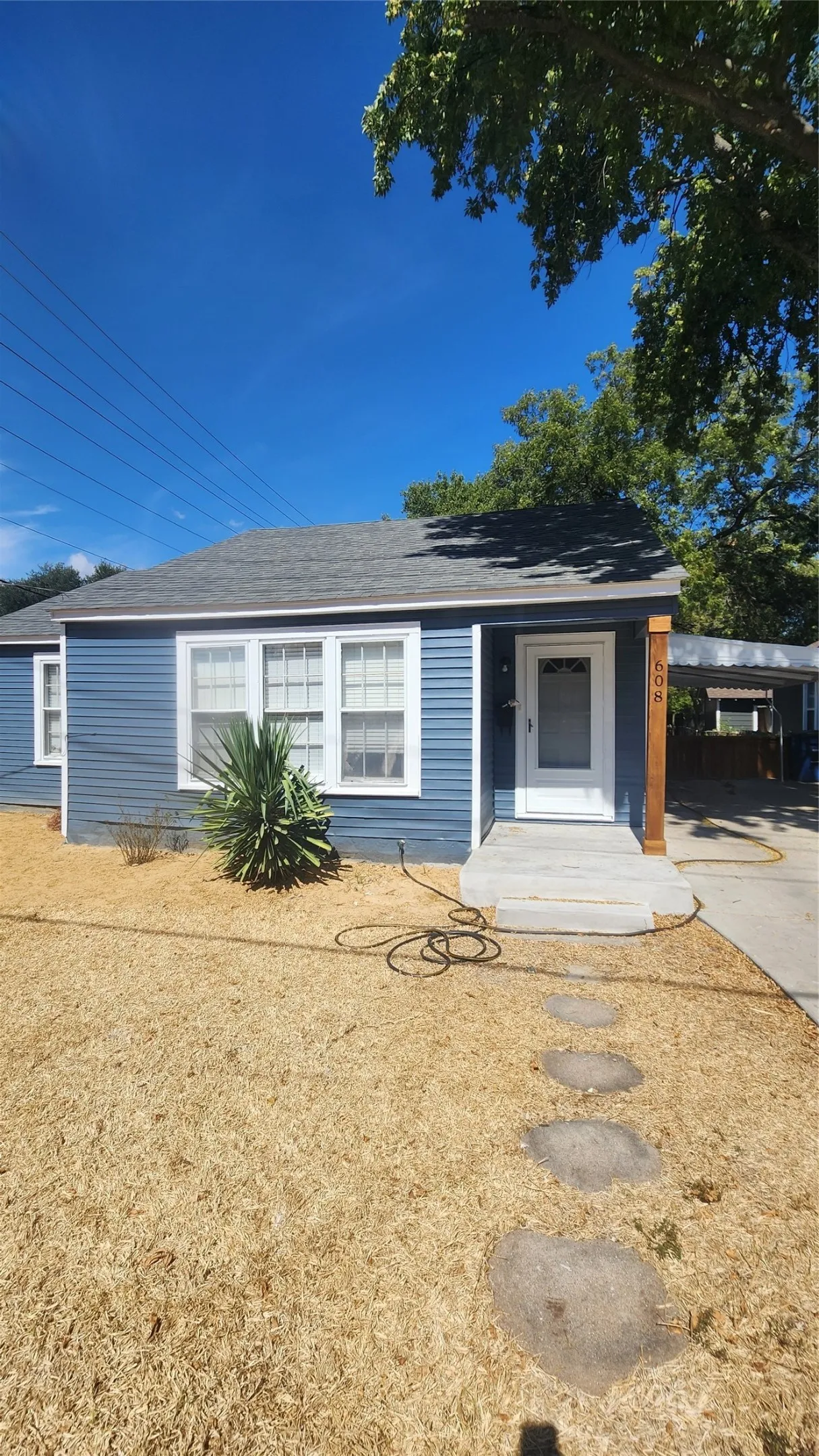 Single Family Residence For Rent in Ellis County , 608 W Baldridge Street, Ennis, Texas 75119, 2 Bedroom, 1 Bathroom, Garage spaces, 964 Sqft, built in 1950, mls#21357940, Real Estate Agent in Ennis, Homes For Rent in Ellis county, Homes For Rent in Ennis, Realtor in Ennis Texas, Real Estate Brokerage Independent Realty Texas, Luminita Cordes Realtor