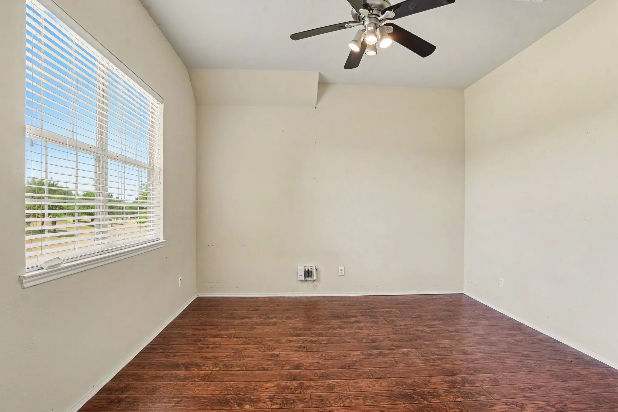 Single Family Residence For Sale in Kaufman County , 2109 Songbird Drive, Forney, Texas 75126, 5 Bedroom, 3 Bathroom, 2 Garage spaces, 4,210 Sqft, built in 2006, mls#21367405, Real Estate Agent in Forney, Homes For Sale in Kaufman county, Homes For Sale in Forney, Realtor in Forney Texas, Real Estate Brokerage Independent Realty Texas, Luminita Cordes Realtor