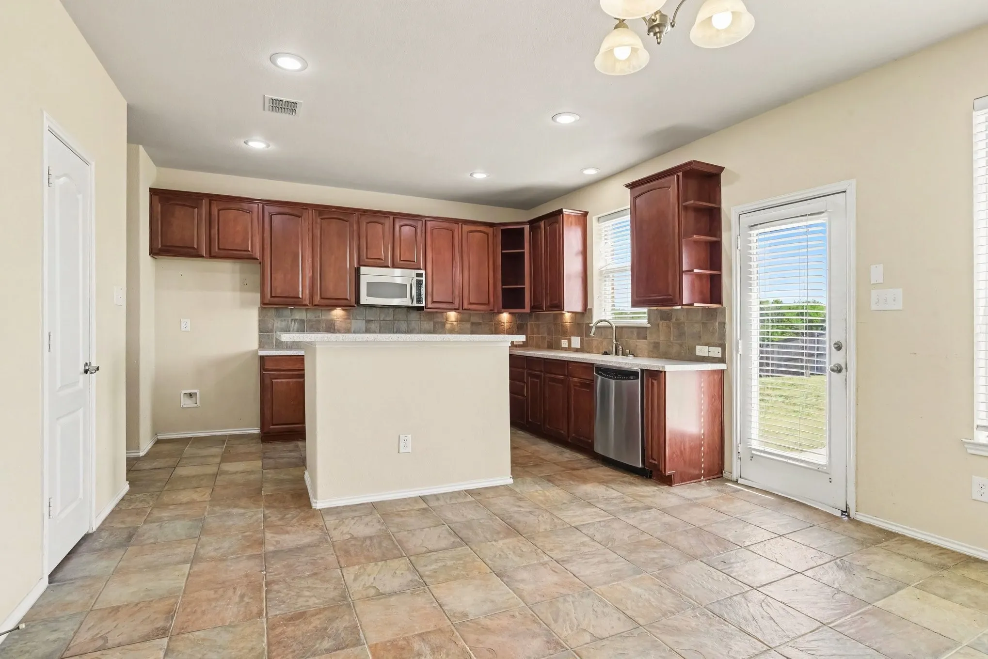 Single Family Residence For Sale in Kaufman County , 2109 Songbird Drive, Forney, Texas 75126, 5 Bedroom, 3 Bathroom, 2 Garage spaces, 4,210 Sqft, built in 2006, mls#21367405, Real Estate Agent in Forney, Homes For Sale in Kaufman county, Homes For Sale in Forney, Realtor in Forney Texas, Real Estate Brokerage Independent Realty Texas, Luminita Cordes Realtor