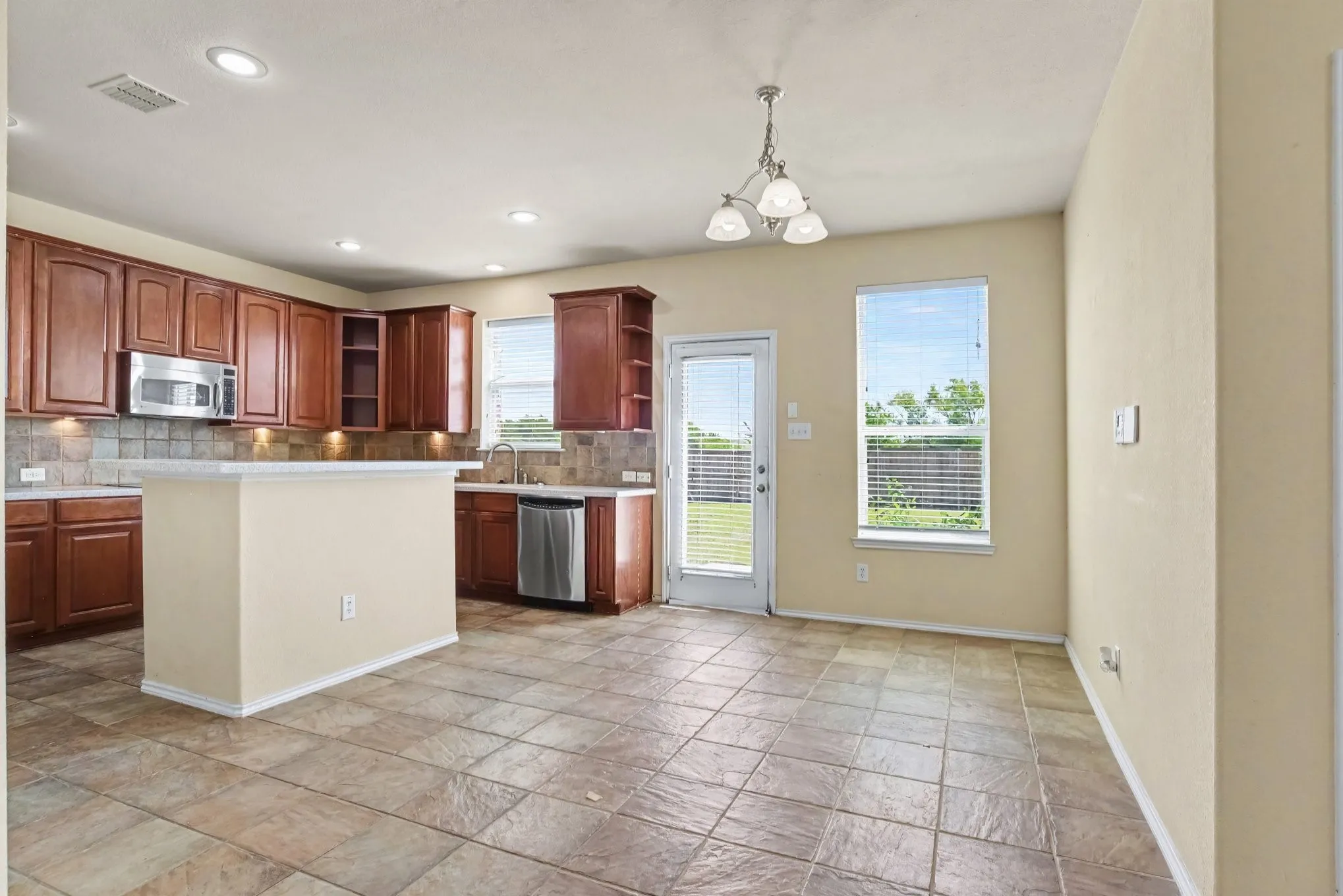 Single Family Residence For Sale in Kaufman County , 2109 Songbird Drive, Forney, Texas 75126, 5 Bedroom, 3 Bathroom, 2 Garage spaces, 4,210 Sqft, built in 2006, mls#21367405, Real Estate Agent in Forney, Homes For Sale in Kaufman county, Homes For Sale in Forney, Realtor in Forney Texas, Real Estate Brokerage Independent Realty Texas, Luminita Cordes Realtor