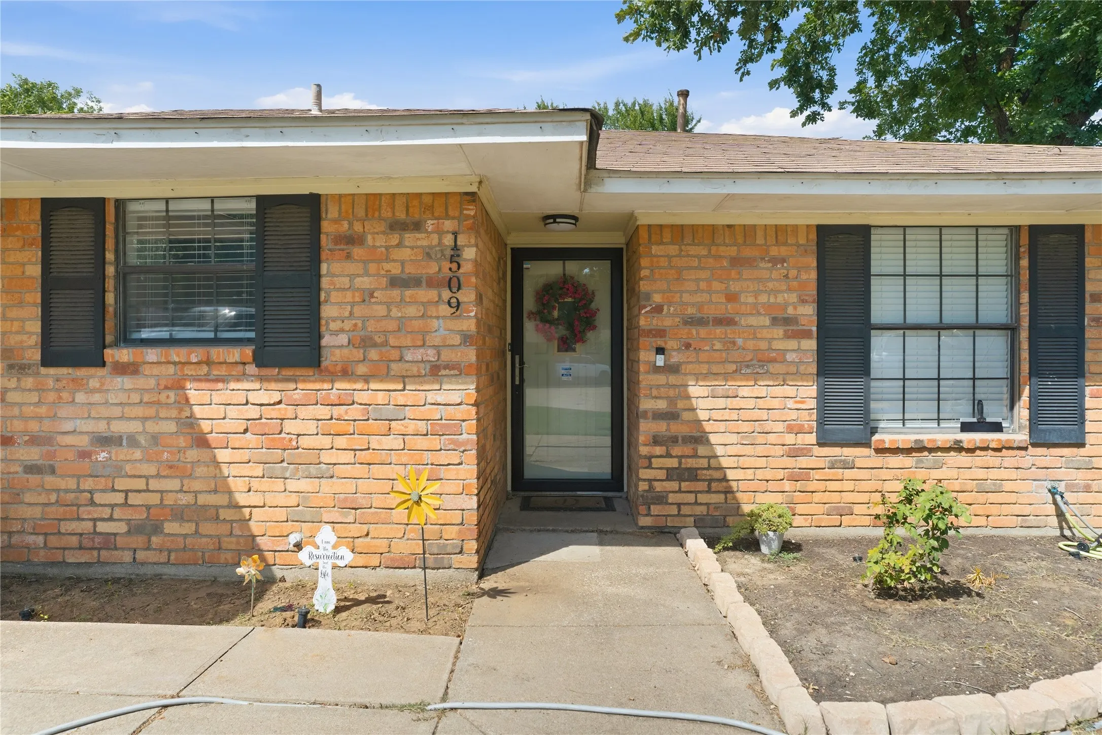 Single Family Residence For Sale in Dallas County , 1509 Parma Court, Irving, Texas 75060, 3 Bedroom, 2 Bathroom, 2 Garage spaces, 1,475 Sqft, built in 1977, mls#21367882, Real Estate Agent in Irving, Homes For Sale in Dallas county, Homes For Sale in Irving, Realtor in Irving Texas, Real Estate Brokerage Independent Realty Texas, Luminita Cordes Realtor
