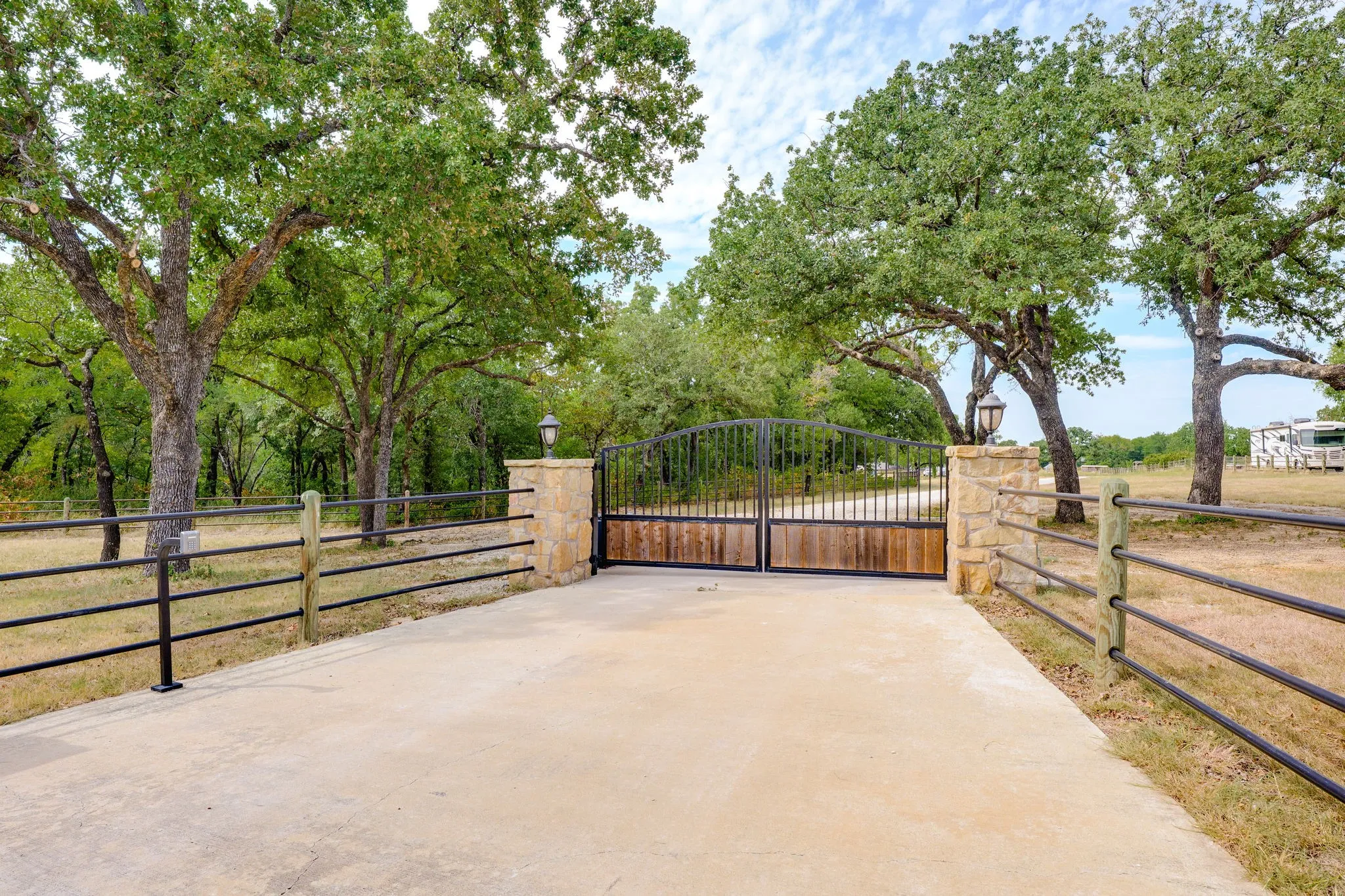 Single Family Residence For Sale in Denton County , 1491 E Hickory Hill Road, Argyle, Texas 76226, 4 Bedroom, 4 Bathroom, 4 Garage spaces, 5,487 Sqft, built in 2007, mls#21365843, Real Estate Agent in Argyle, Homes For Sale in Denton county, Homes For Sale in Argyle, Realtor in Argyle Texas, Real Estate Brokerage Independent Realty Texas, Luminita Cordes Realtor