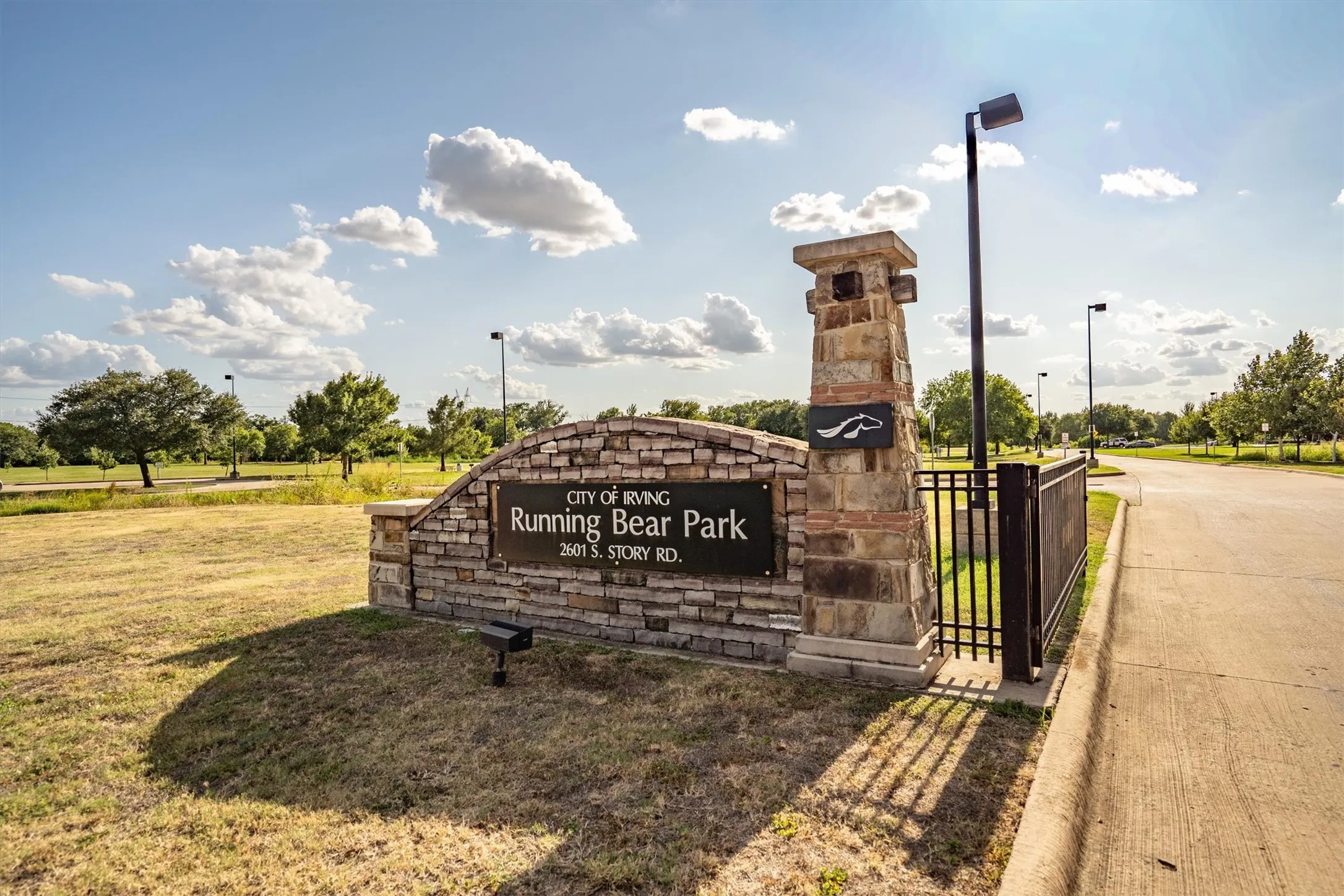 Single Family Residence For Sale in Dallas County , 2717 W Oakdale Road, Irving, Texas 75060, 3 Bedroom, 2 Bathroom, 2 Garage spaces, 1,388 Sqft, built in 1978, mls#21365769, Real Estate Agent in Irving, Homes For Sale in Dallas county, Homes For Sale in Irving, Realtor in Irving Texas, Real Estate Brokerage Independent Realty Texas, Luminita Cordes Realtor