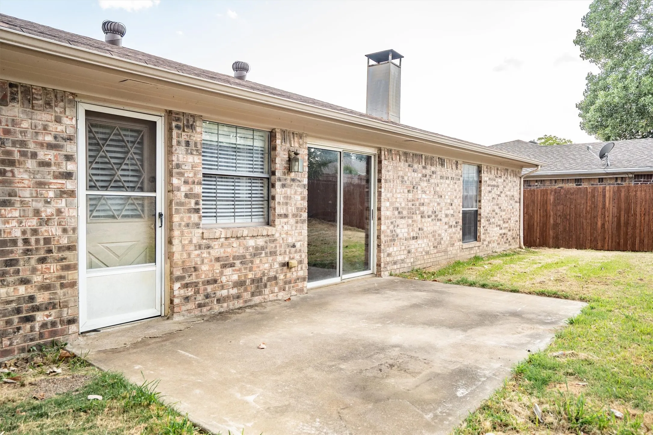 Single Family Residence For Sale in Dallas County , 2717 W Oakdale Road, Irving, Texas 75060, 3 Bedroom, 2 Bathroom, 2 Garage spaces, 1,388 Sqft, built in 1978, mls#21365769, Real Estate Agent in Irving, Homes For Sale in Dallas county, Homes For Sale in Irving, Realtor in Irving Texas, Real Estate Brokerage Independent Realty Texas, Luminita Cordes Realtor