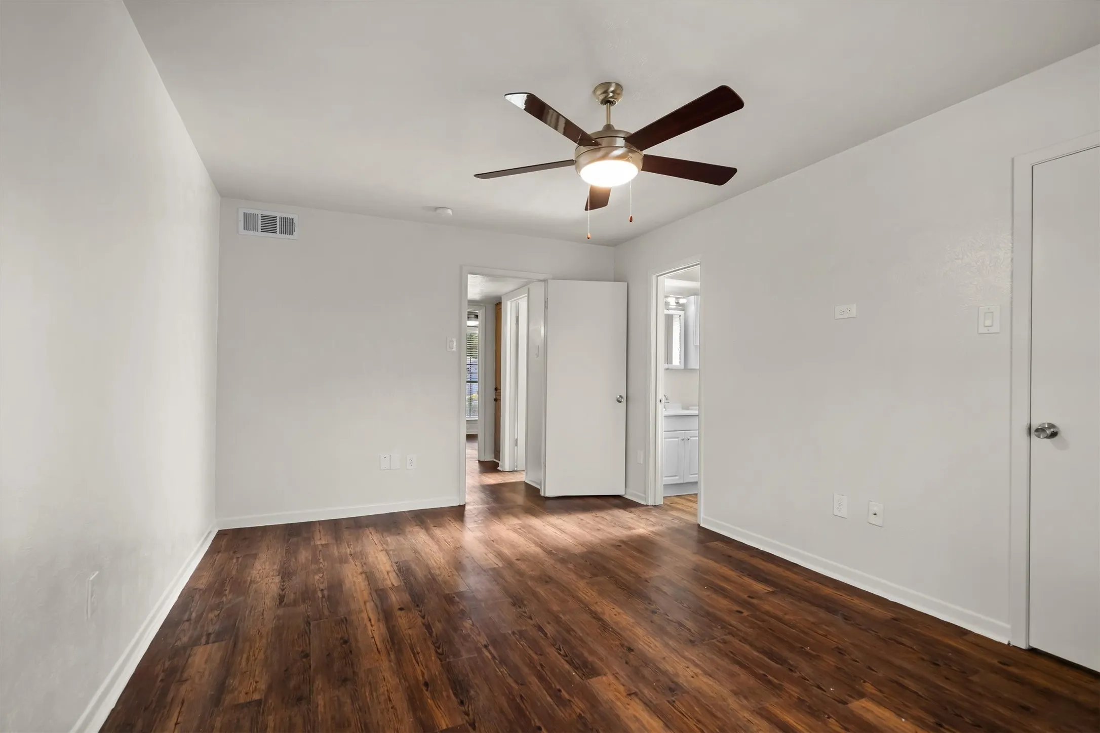 Single Family Residence For Sale in Dallas County , 2717 W Oakdale Road, Irving, Texas 75060, 3 Bedroom, 2 Bathroom, 2 Garage spaces, 1,388 Sqft, built in 1978, mls#21365769, Real Estate Agent in Irving, Homes For Sale in Dallas county, Homes For Sale in Irving, Realtor in Irving Texas, Real Estate Brokerage Independent Realty Texas, Luminita Cordes Realtor