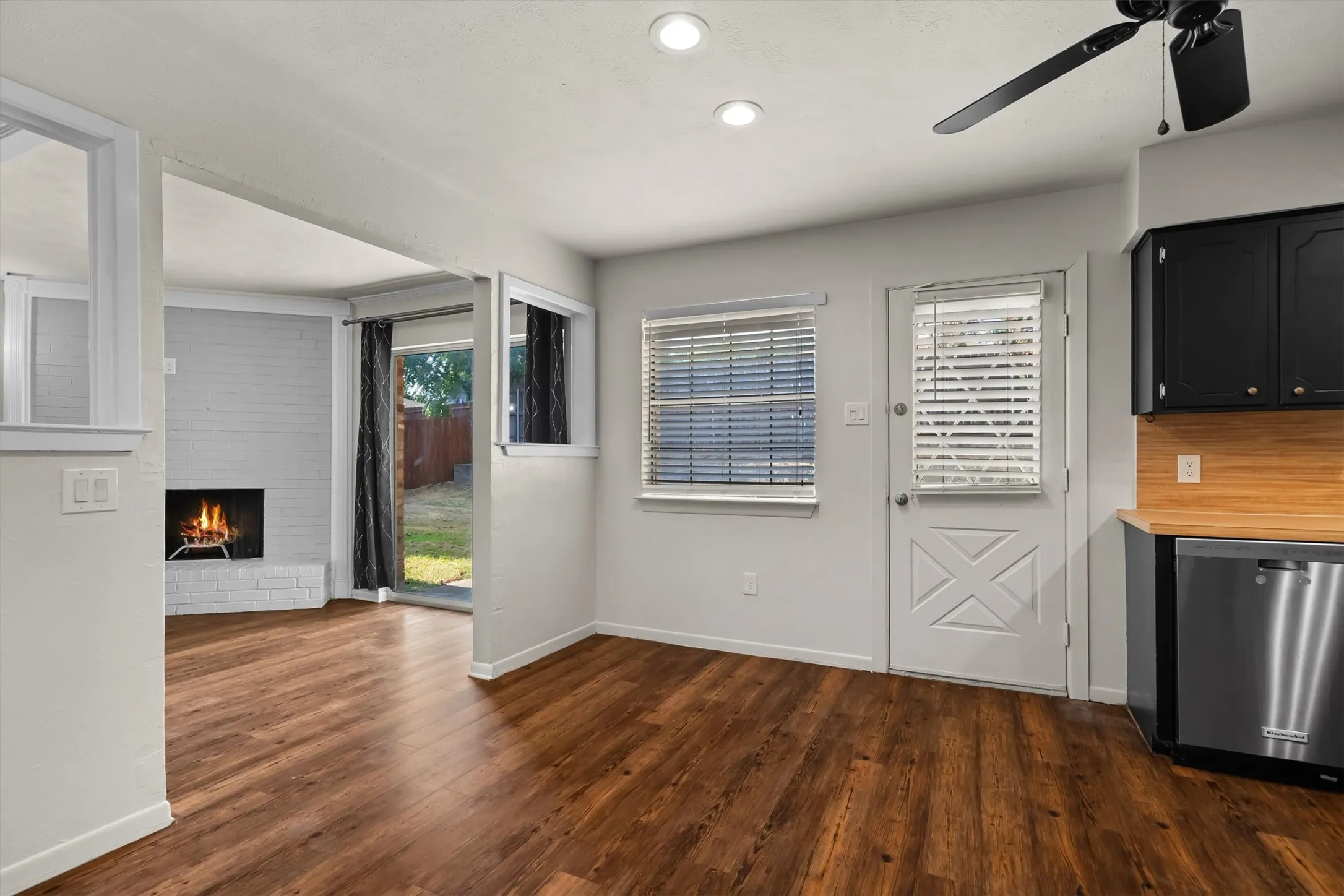 Single Family Residence For Sale in Dallas County , 2717 W Oakdale Road, Irving, Texas 75060, 3 Bedroom, 2 Bathroom, 2 Garage spaces, 1,388 Sqft, built in 1978, mls#21365769, Real Estate Agent in Irving, Homes For Sale in Dallas county, Homes For Sale in Irving, Realtor in Irving Texas, Real Estate Brokerage Independent Realty Texas, Luminita Cordes Realtor