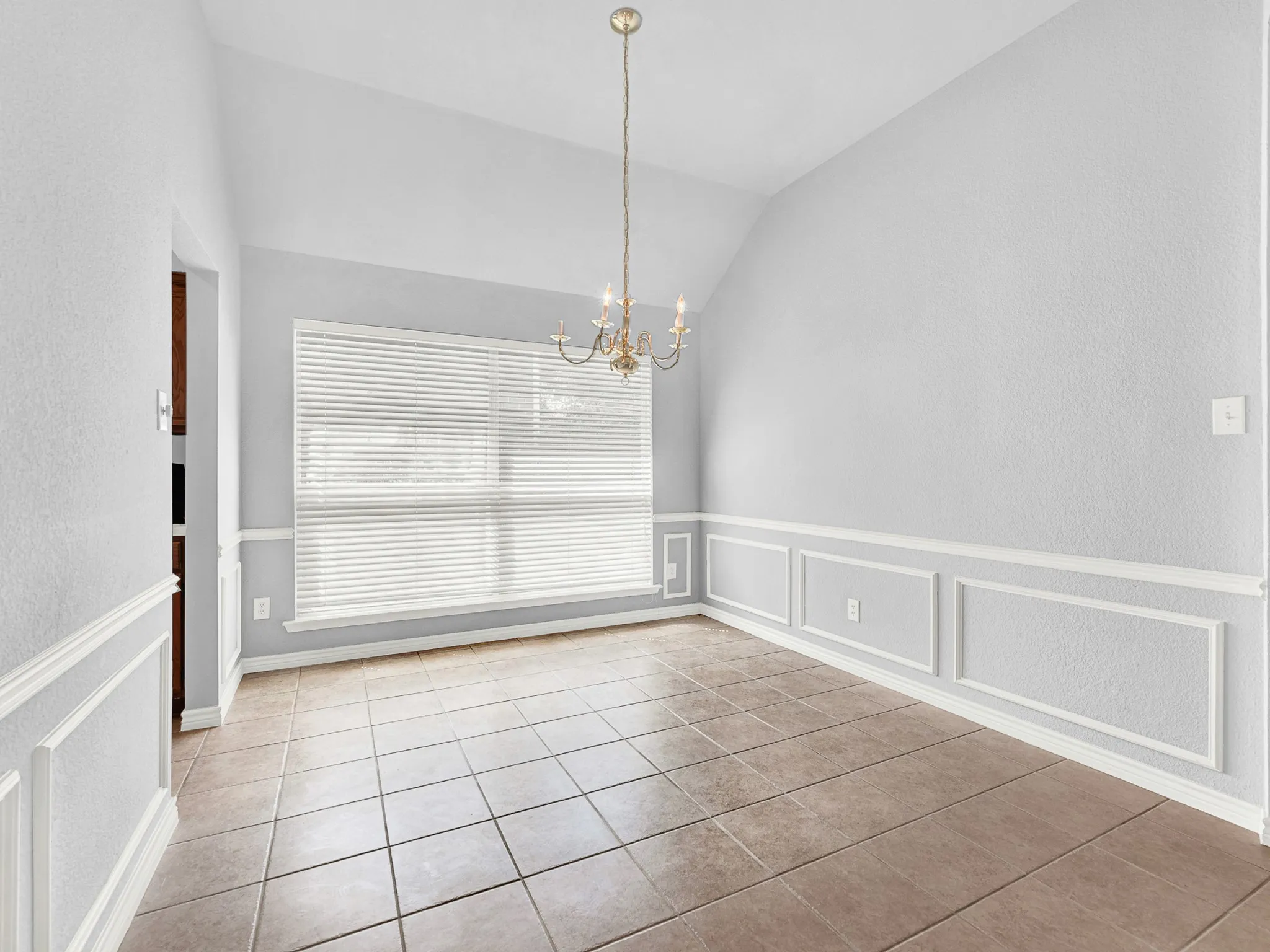 Single Family Residence For Sale in Dallas County , 2509 Pecan Meadow Drive, Garland, Texas 75040, 4 Bedroom, 2 Bathroom, 2 Garage spaces, 2,141 Sqft, built in 1996, mls#21367906, Real Estate Agent in Garland, Homes For Sale in Dallas county, Homes For Sale in Garland, Realtor in Garland Texas, Real Estate Brokerage Independent Realty Texas, Luminita Cordes Realtor