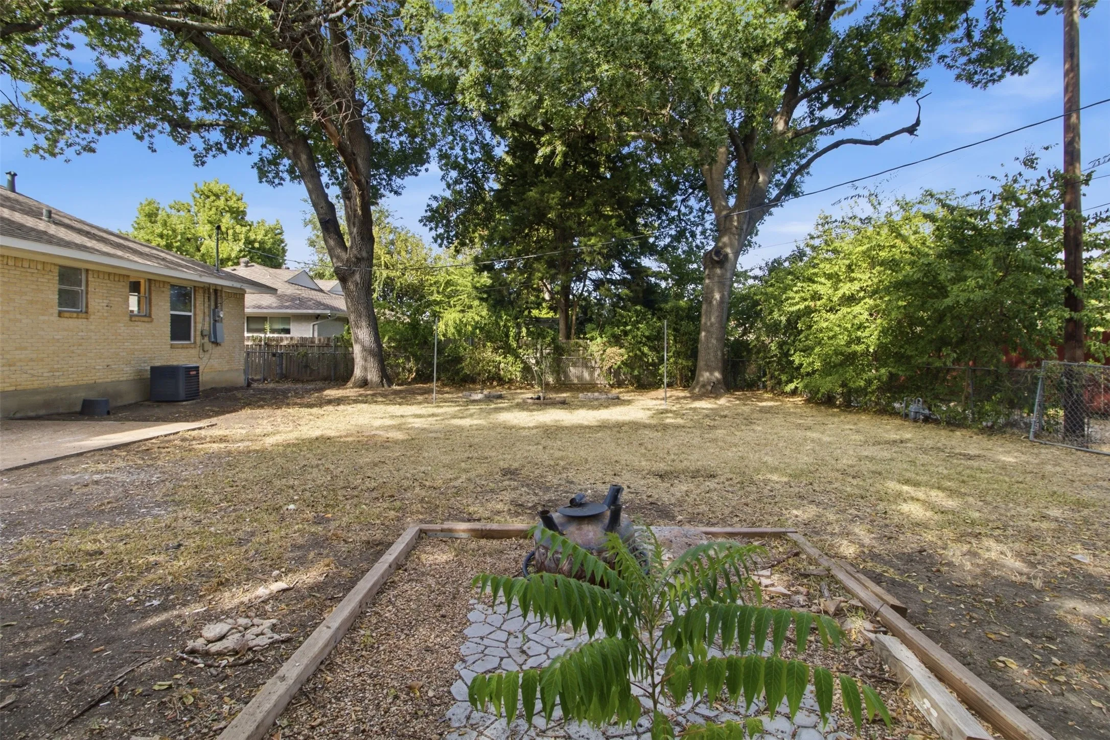 Single Family Residence For Sale in Dallas County , 11022 Dunaway Drive, Dallas, Texas 75228, 4 Bedroom, 3 Bathroom, Garage spaces, 1,658 Sqft, built in 1958, mls#21365533, Real Estate Agent in Dallas, Homes For Sale in Dallas county, Homes For Sale in Dallas, Realtor in Dallas Texas, Real Estate Brokerage Independent Realty Texas, Luminita Cordes Realtor