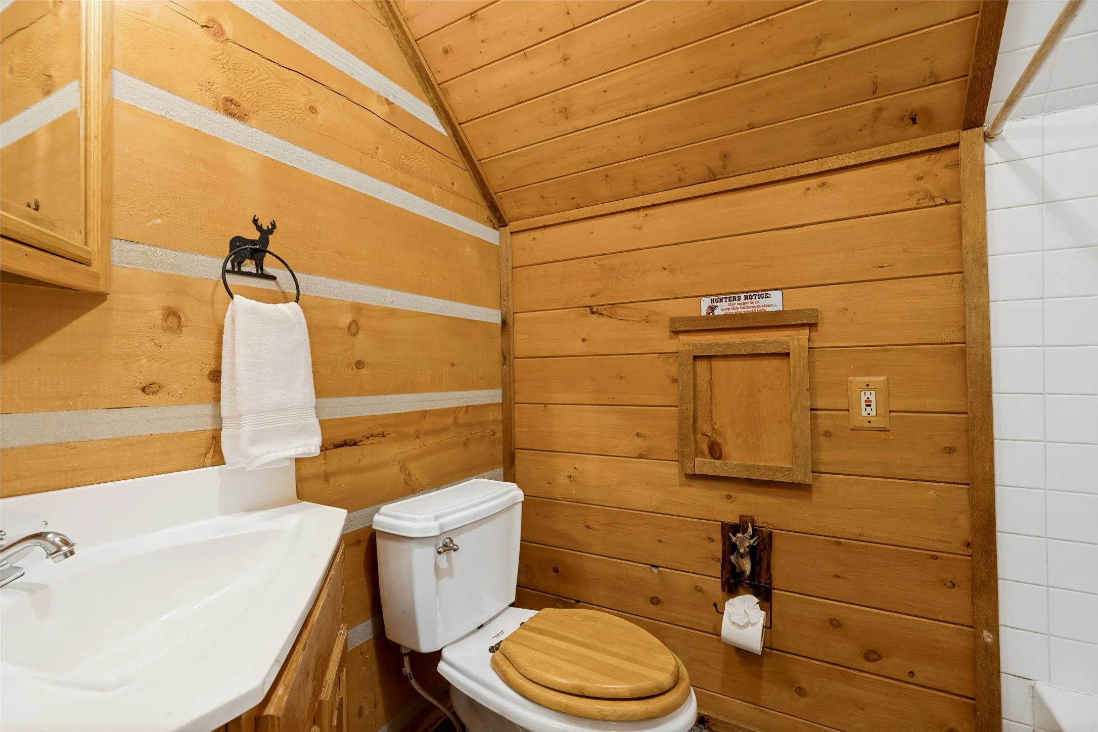 Ensuite Bath with Tub/Shower Combination