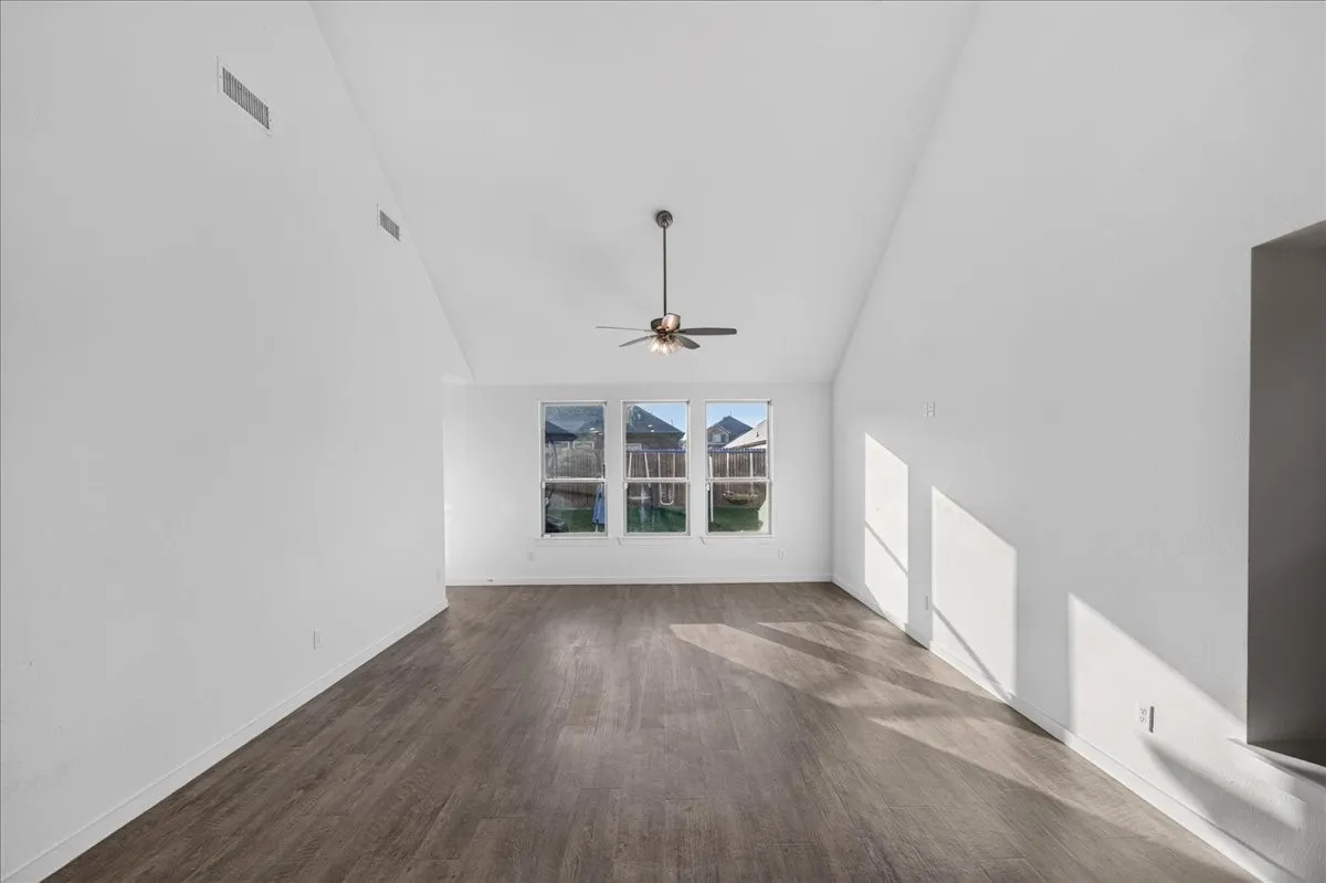 Single Family Residence For Rent in Kaufman County , 3915 Spencer Lane, Forney, Texas 75126, 4 Bedroom, 3 Bathroom, 2 Garage spaces, 2,255 Sqft, built in 2021, mls#21363926, Real Estate Agent in Forney, Homes For Rent in Kaufman county, Homes For Rent in Forney, Realtor in Forney Texas, Real Estate Brokerage Independent Realty Texas, Luminita Cordes Realtor