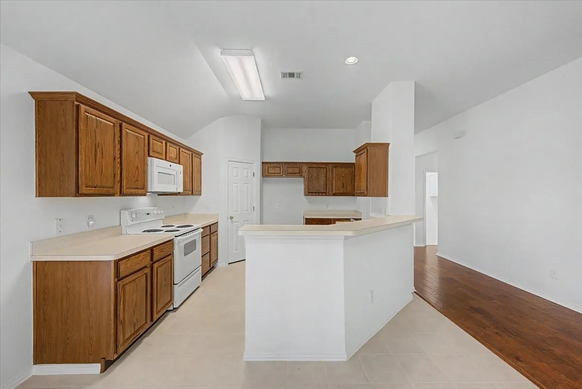 Single Family Residence For Sale in Tarrant County , 633 Darlington Trail, Fort Worth, Texas 76131, 4 Bedroom, 2 Bathroom, 2 Garage spaces, 2,215 Sqft, built in 2003, mls#21366638, Real Estate Agent in Fort Worth, Homes For Sale in Tarrant county, Homes For Sale in Fort Worth, Realtor in Fort Worth Texas, Real Estate Brokerage Independent Realty Texas, Luminita Cordes Realtor