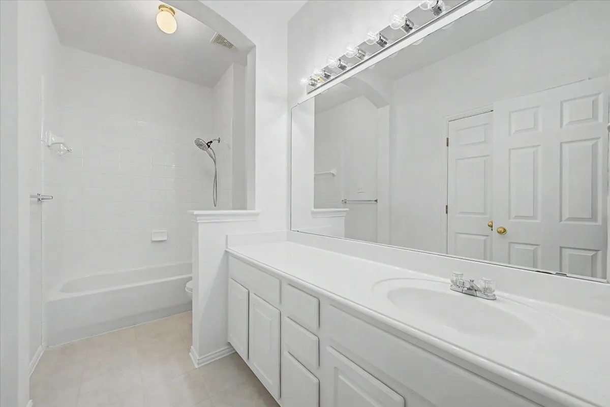 Single Family Residence For Sale in Tarrant County , 633 Darlington Trail, Fort Worth, Texas 76131, 4 Bedroom, 2 Bathroom, 2 Garage spaces, 2,215 Sqft, built in 2003, mls#21366638, Real Estate Agent in Fort Worth, Homes For Sale in Tarrant county, Homes For Sale in Fort Worth, Realtor in Fort Worth Texas, Real Estate Brokerage Independent Realty Texas, Luminita Cordes Realtor