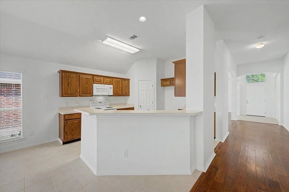 Single Family Residence For Sale in Tarrant County , 633 Darlington Trail, Fort Worth, Texas 76131, 4 Bedroom, 2 Bathroom, 2 Garage spaces, 2,215 Sqft, built in 2003, mls#21366638, Real Estate Agent in Fort Worth, Homes For Sale in Tarrant county, Homes For Sale in Fort Worth, Realtor in Fort Worth Texas, Real Estate Brokerage Independent Realty Texas, Luminita Cordes Realtor