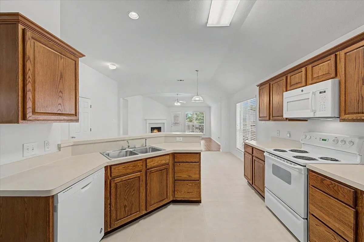 Single Family Residence For Sale in Tarrant County , 633 Darlington Trail, Fort Worth, Texas 76131, 4 Bedroom, 2 Bathroom, 2 Garage spaces, 2,215 Sqft, built in 2003, mls#21366638, Real Estate Agent in Fort Worth, Homes For Sale in Tarrant county, Homes For Sale in Fort Worth, Realtor in Fort Worth Texas, Real Estate Brokerage Independent Realty Texas, Luminita Cordes Realtor