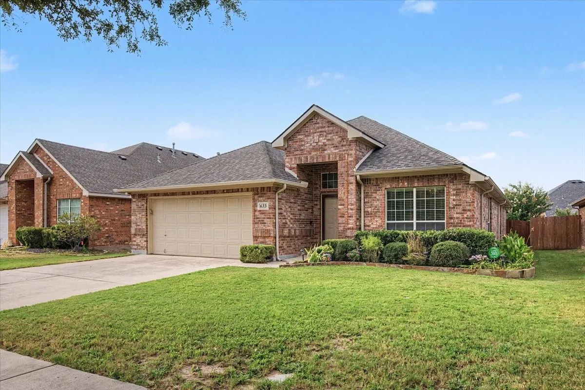 Single Family Residence For Sale in Tarrant County , 633 Darlington Trail, Fort Worth, Texas 76131, 4 Bedroom, 2 Bathroom, 2 Garage spaces, 2,215 Sqft, built in 2003, mls#21366638, Real Estate Agent in Fort Worth, Homes For Sale in Tarrant county, Homes For Sale in Fort Worth, Realtor in Fort Worth Texas, Real Estate Brokerage Independent Realty Texas, Luminita Cordes Realtor