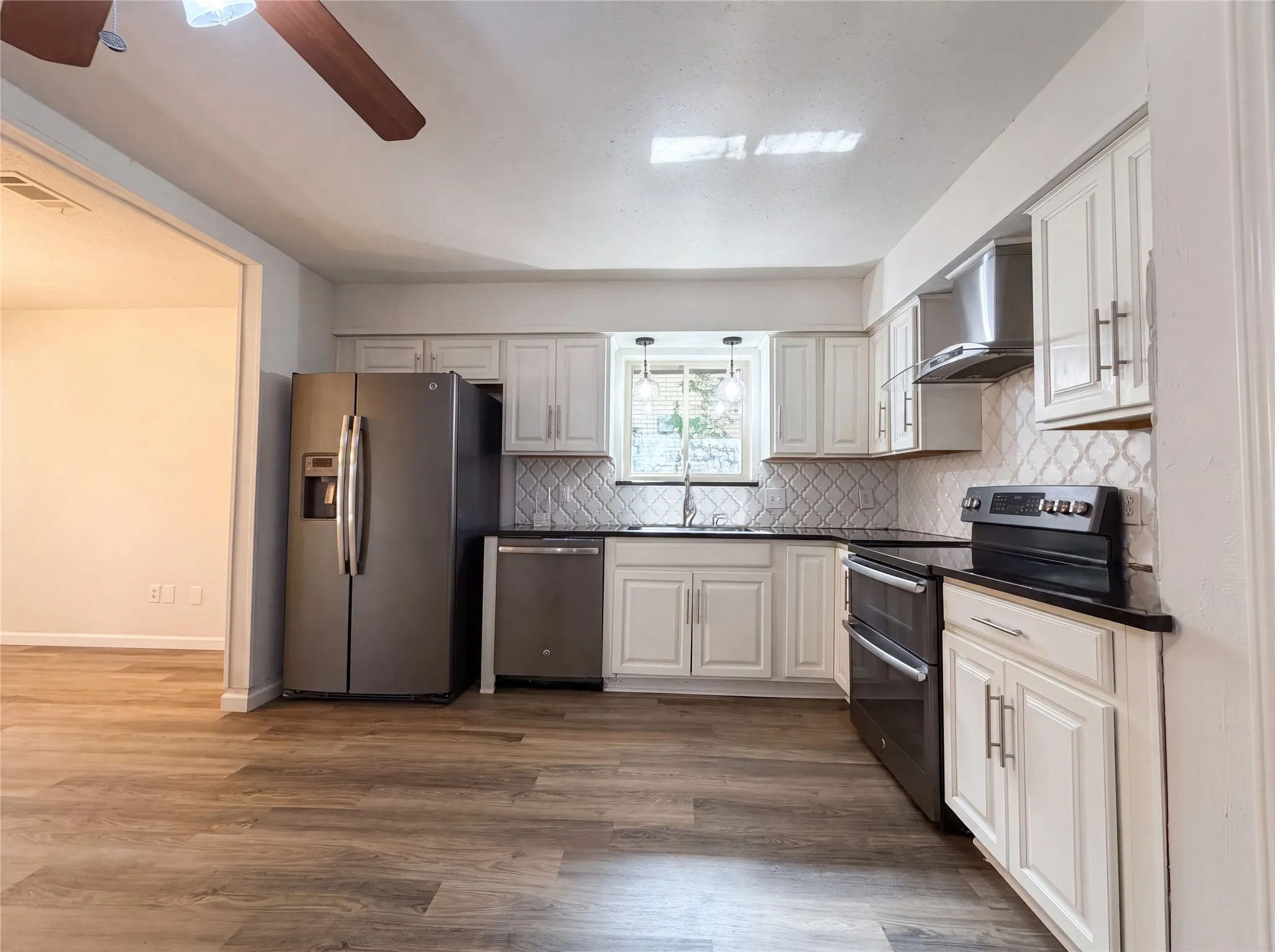 Single Family Residence For Sale in Tarrant County , 5804 Ridge Drive, Arlington, Texas 76016, 3 Bedroom, 2 Bathroom, 2 Garage spaces, 2,066 Sqft, built in 1977, mls#21367673, Real Estate Agent in Arlington, Homes For Sale in Tarrant county, Homes For Sale in Arlington, Realtor in Arlington Texas, Real Estate Brokerage Independent Realty Texas, Luminita Cordes Realtor
